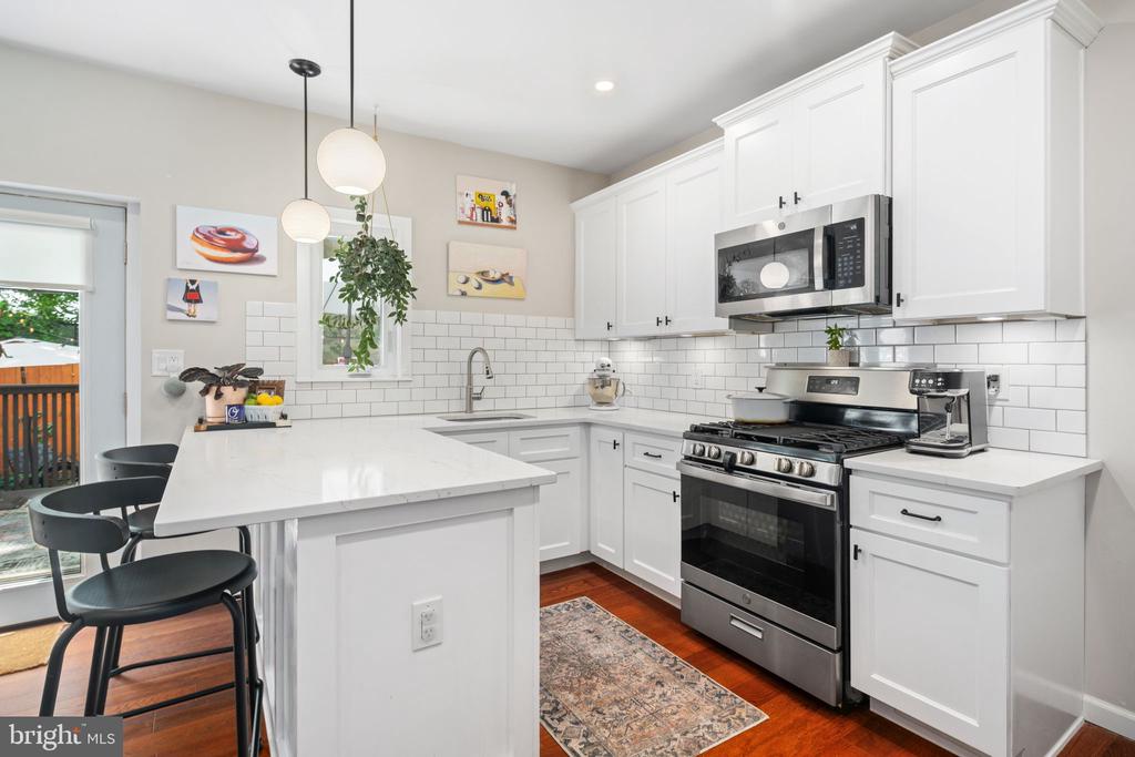 246 E Queen Ln