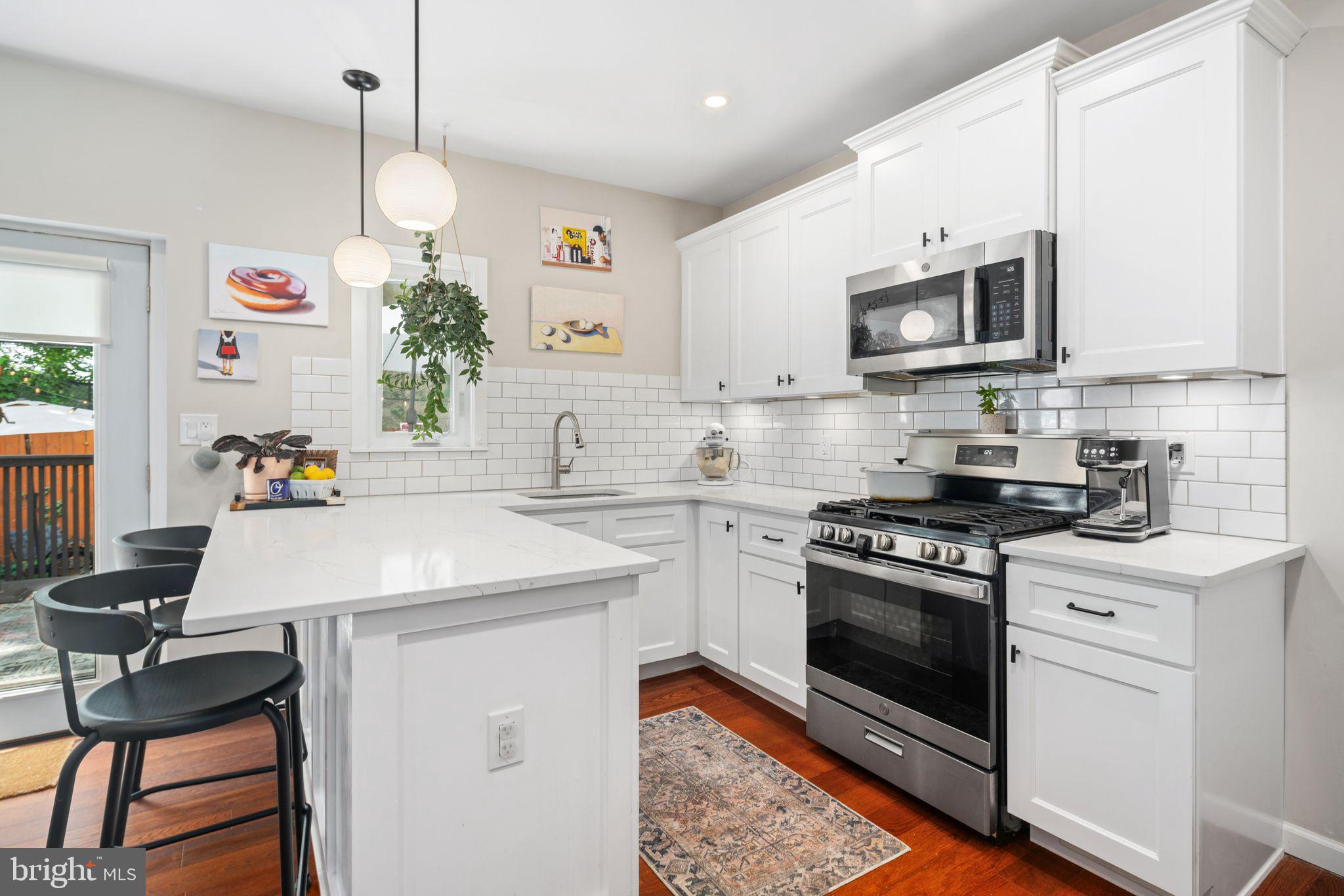 246 E Queen Ln