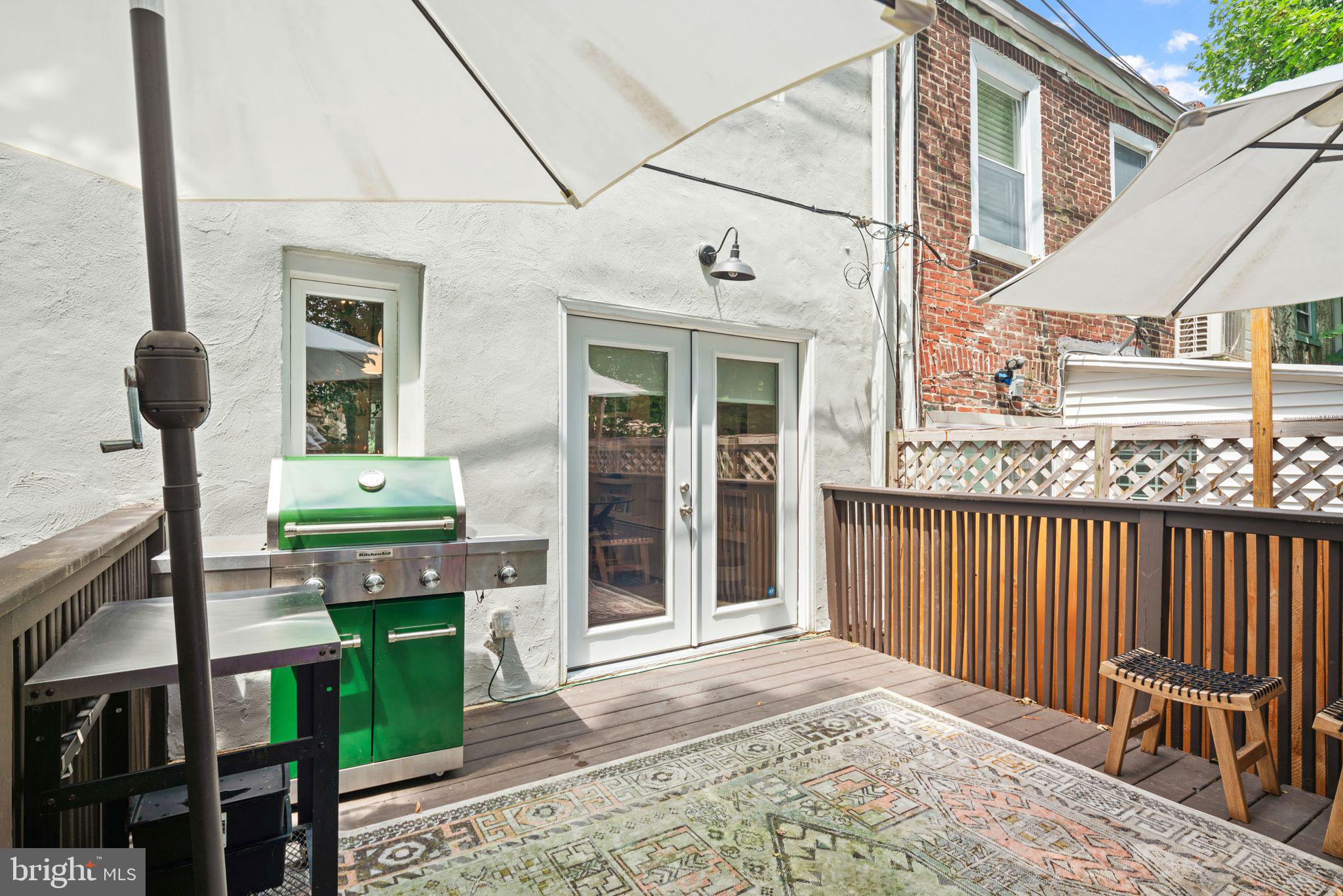 246 E Queen Ln