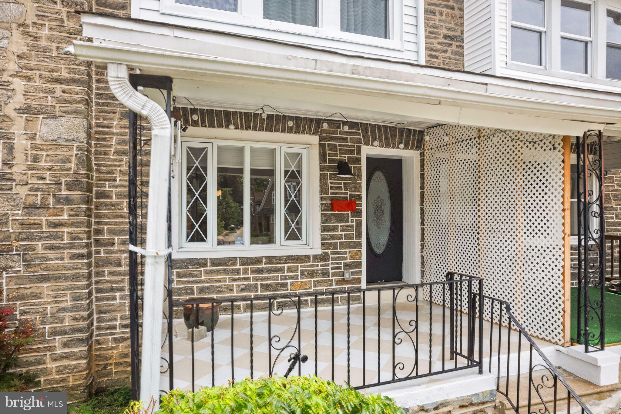 246 E Queen Ln