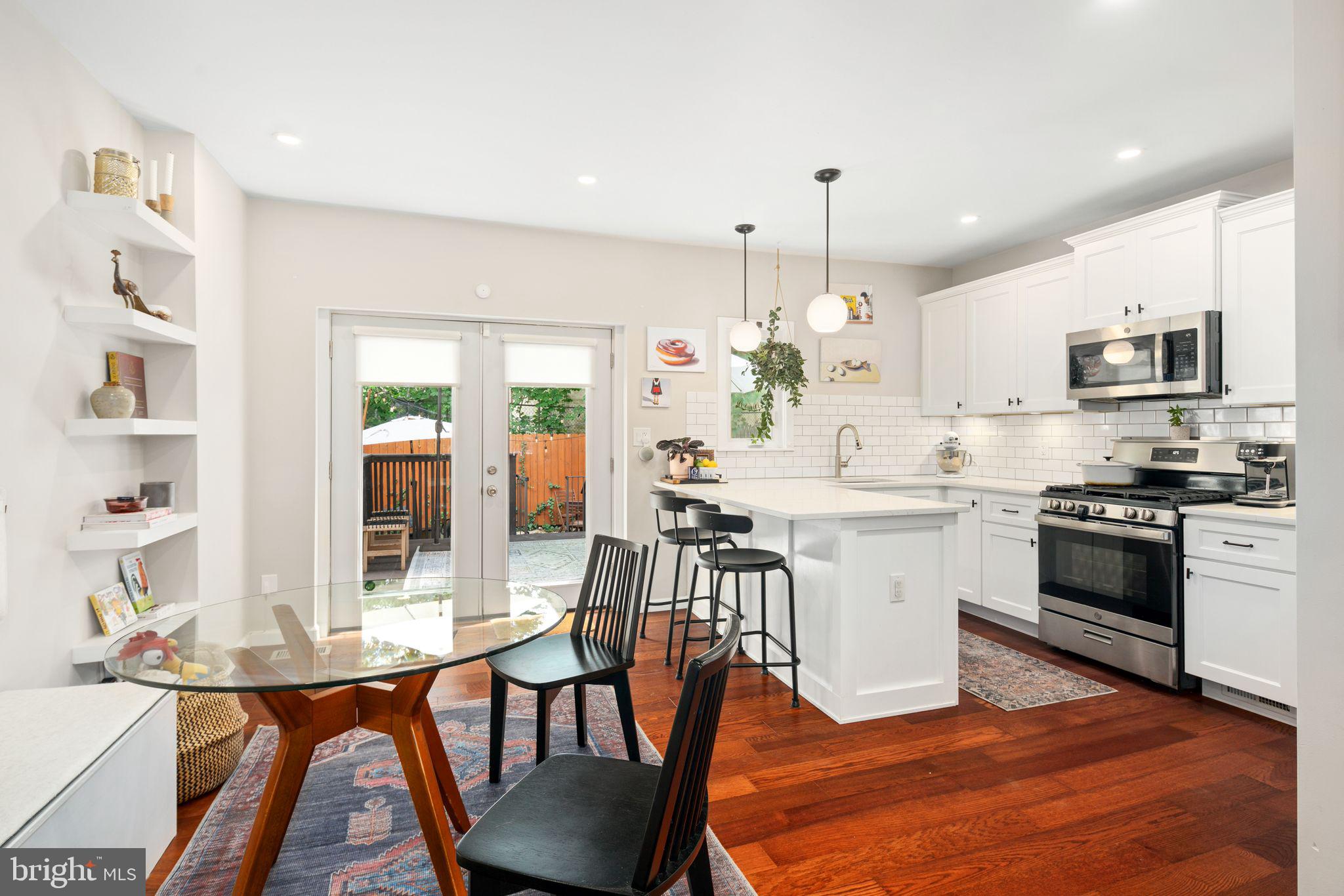 246 E Queen Ln