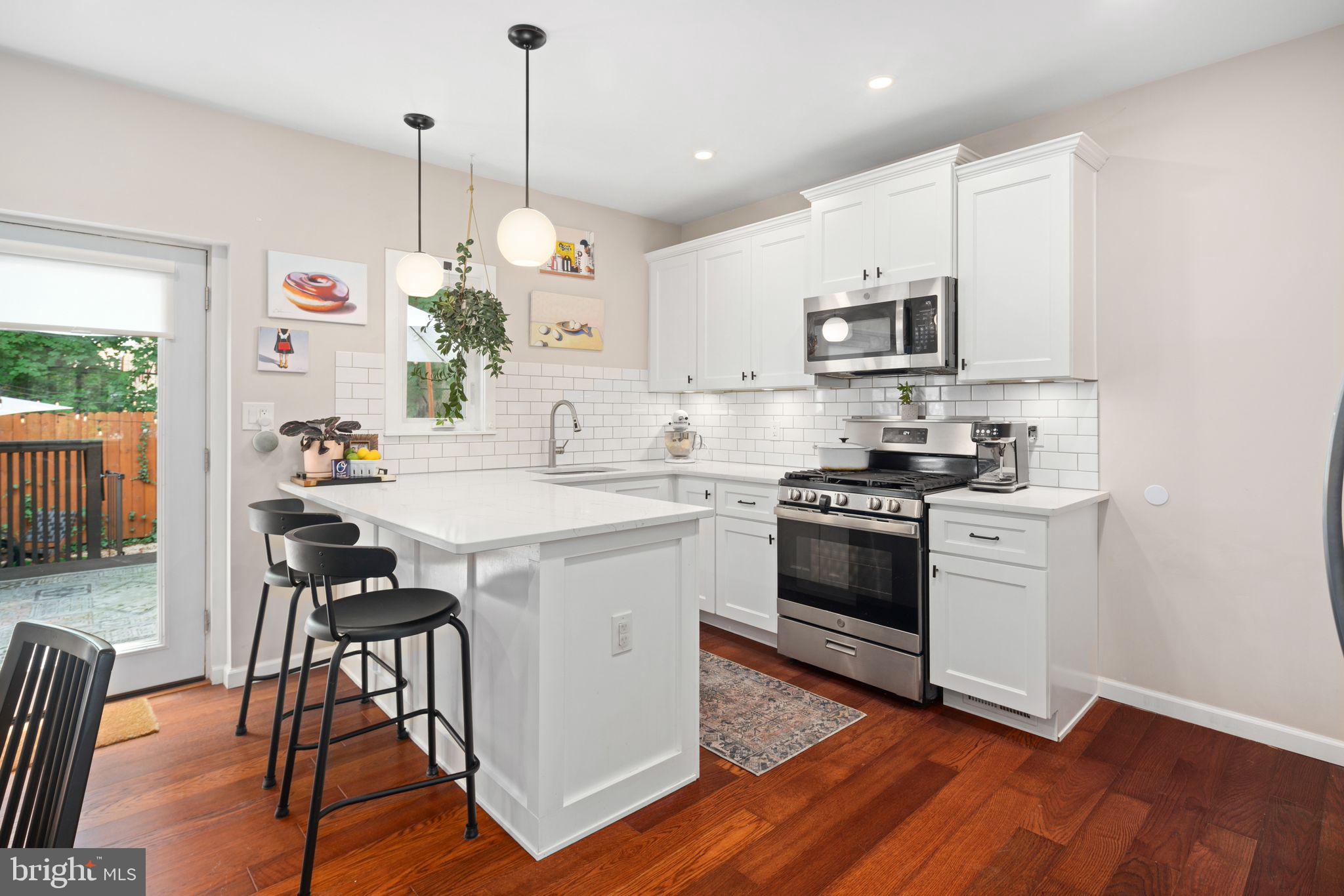 246 E Queen Ln