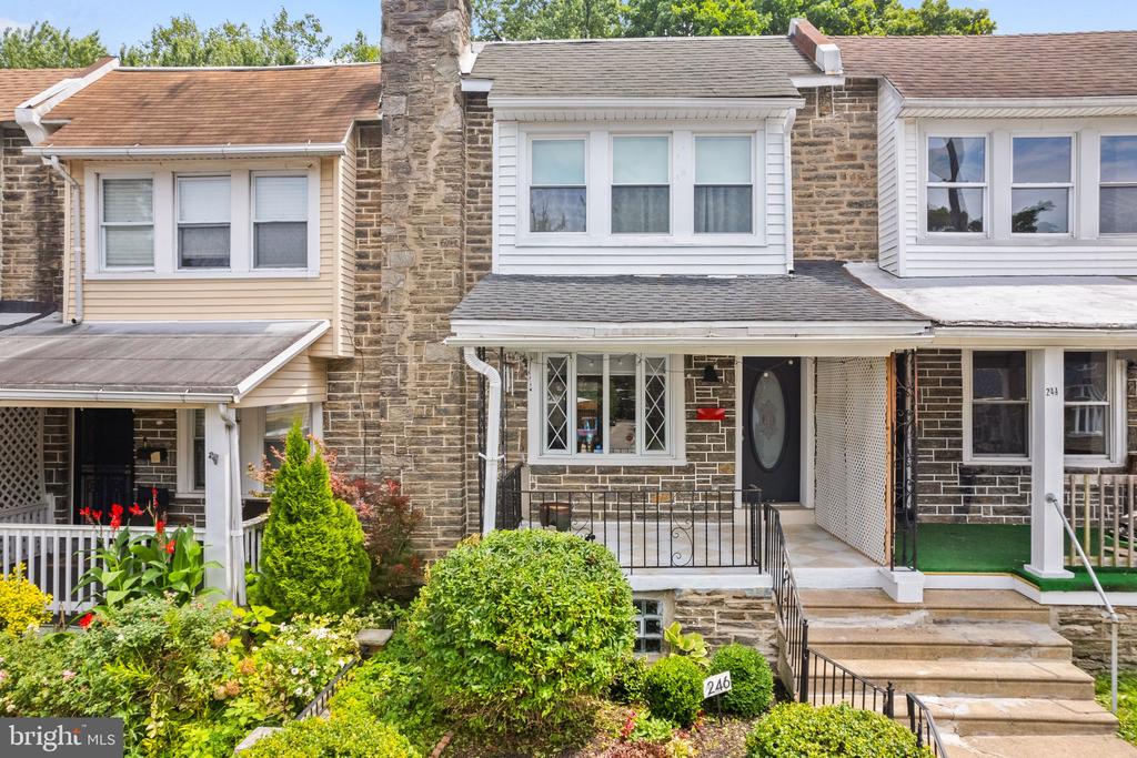 246 E Queen Ln