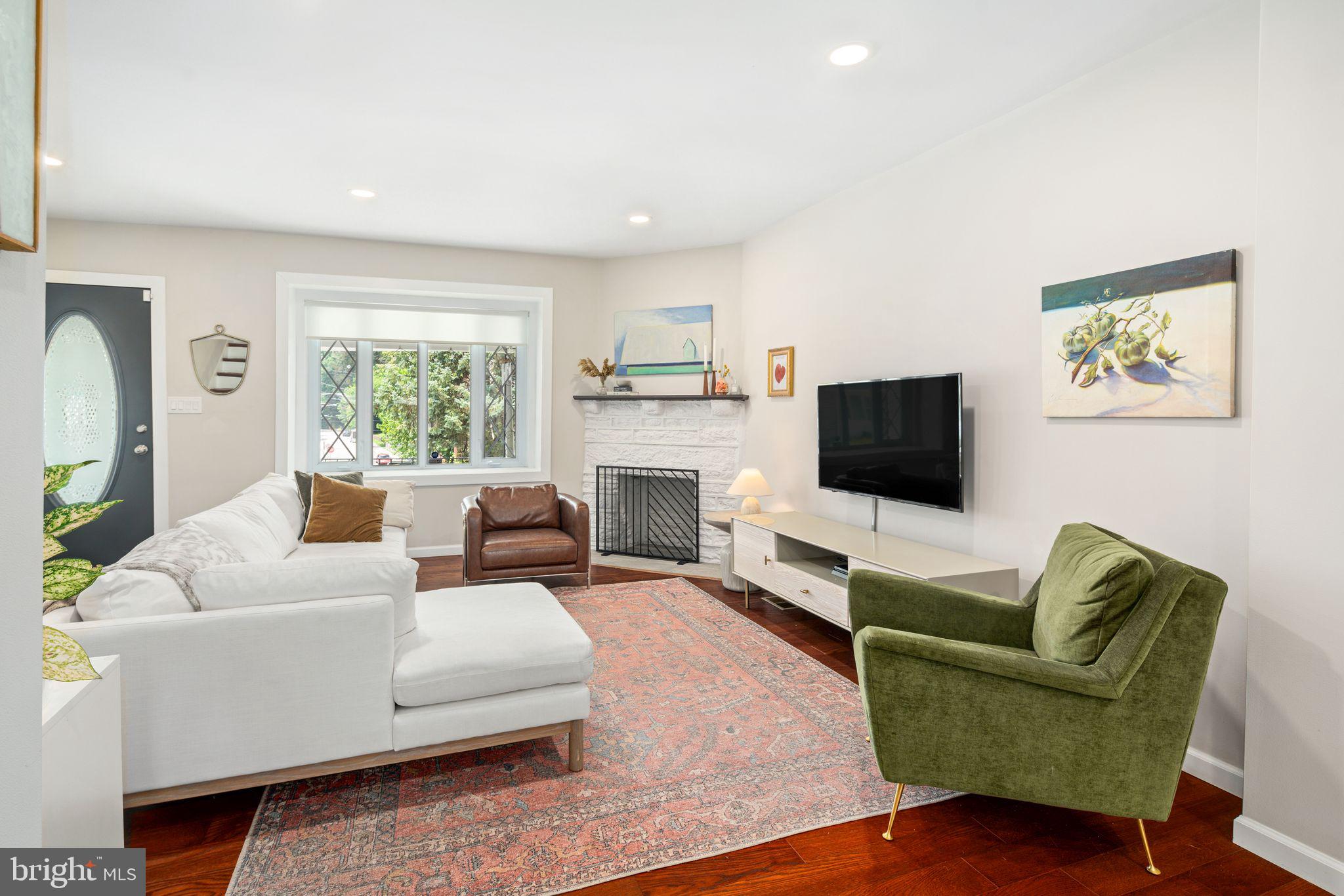 246 E Queen Ln