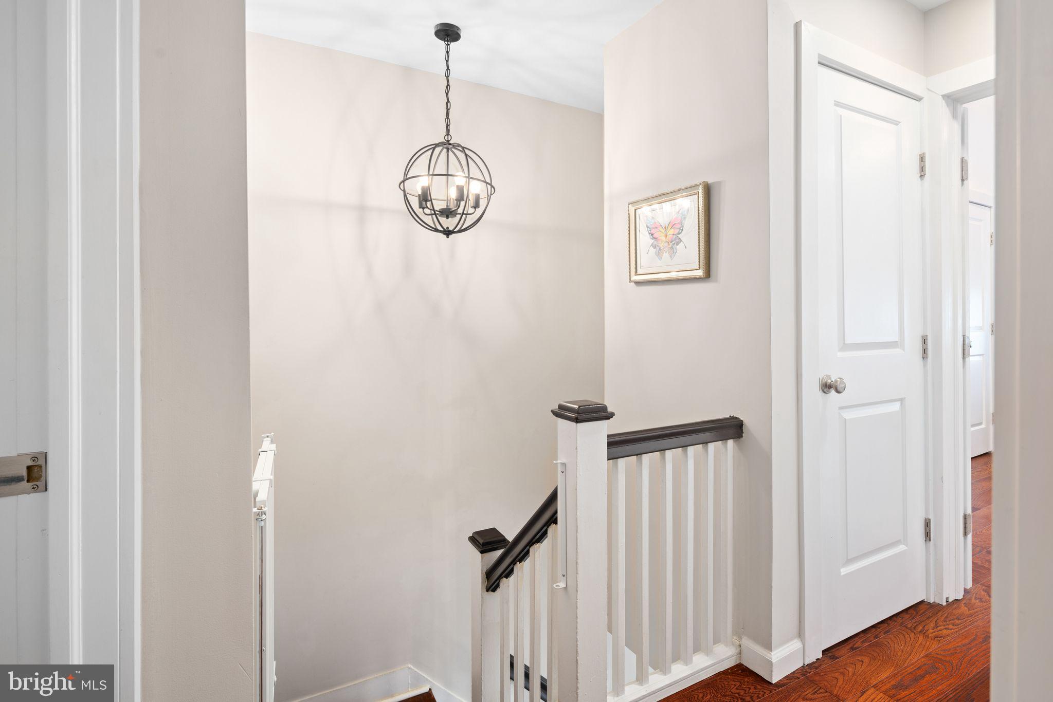 246 E Queen Ln