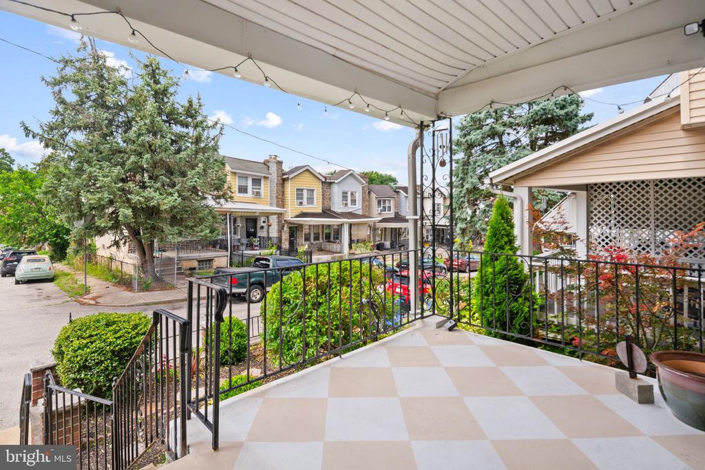 246 E Queen Ln