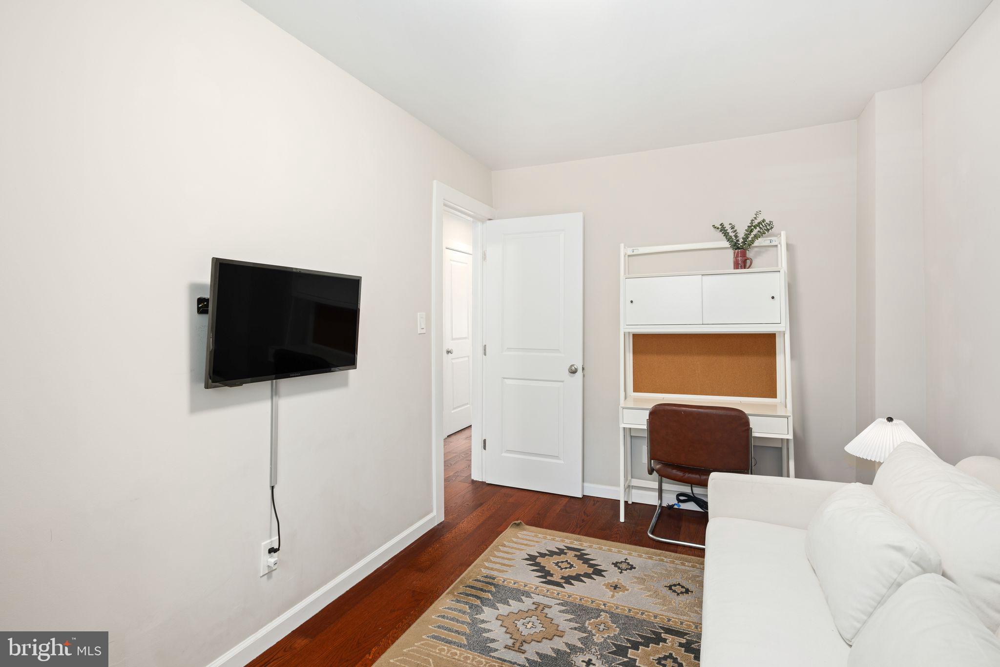 246 E Queen Ln