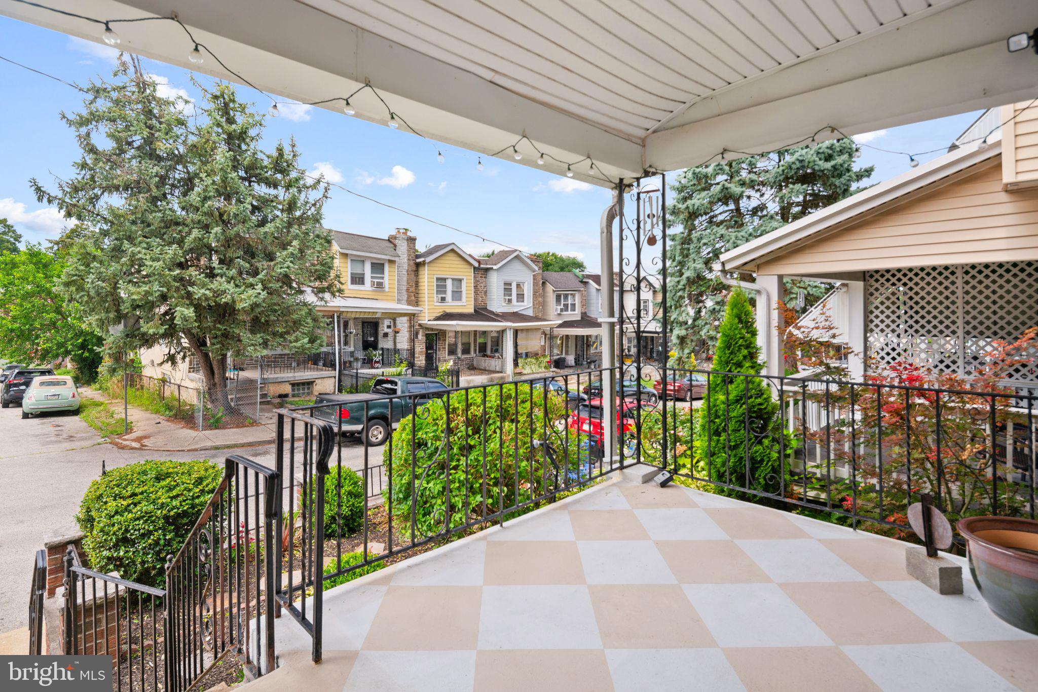 246 E Queen Ln