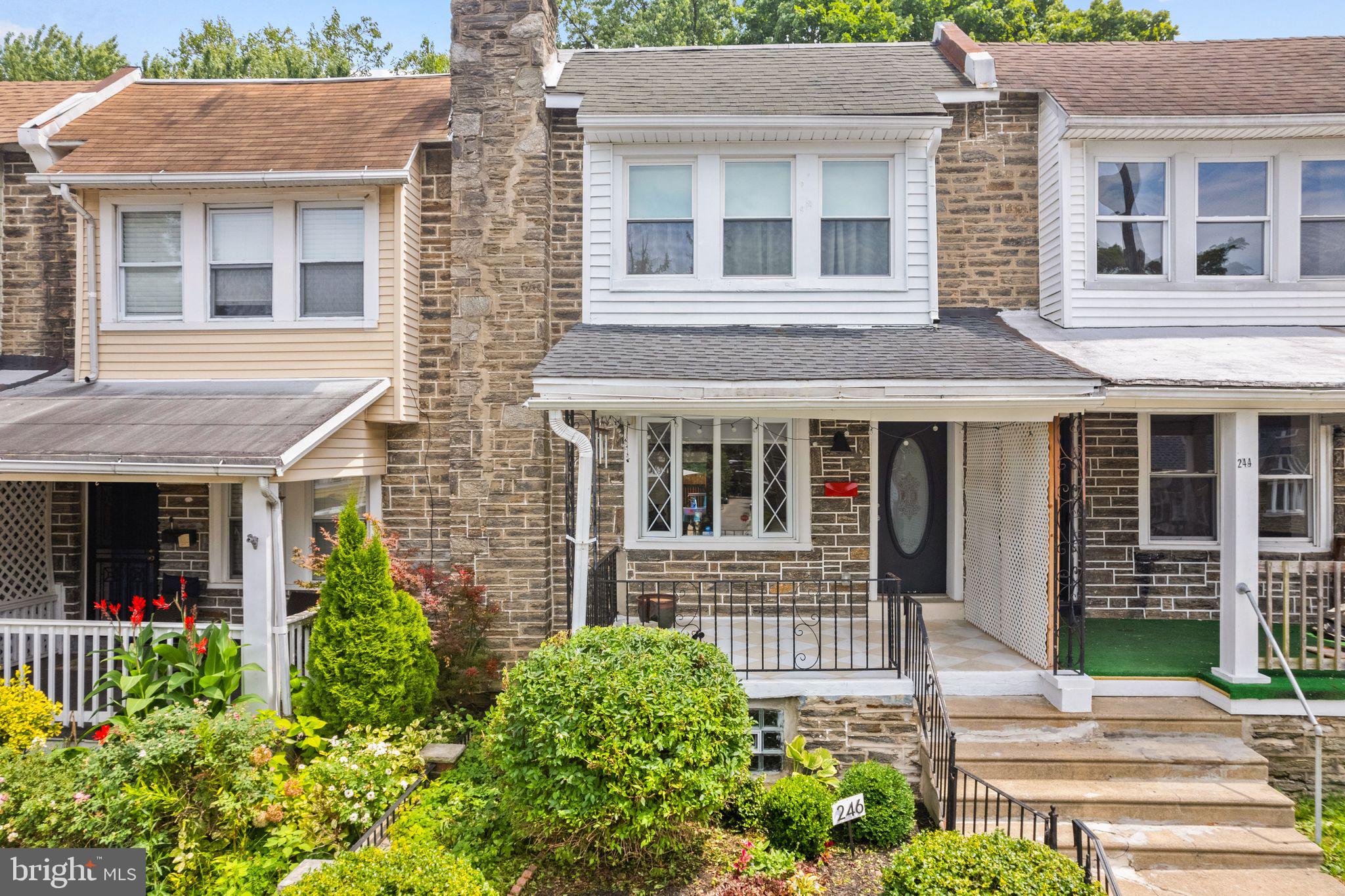 246 E Queen Ln
