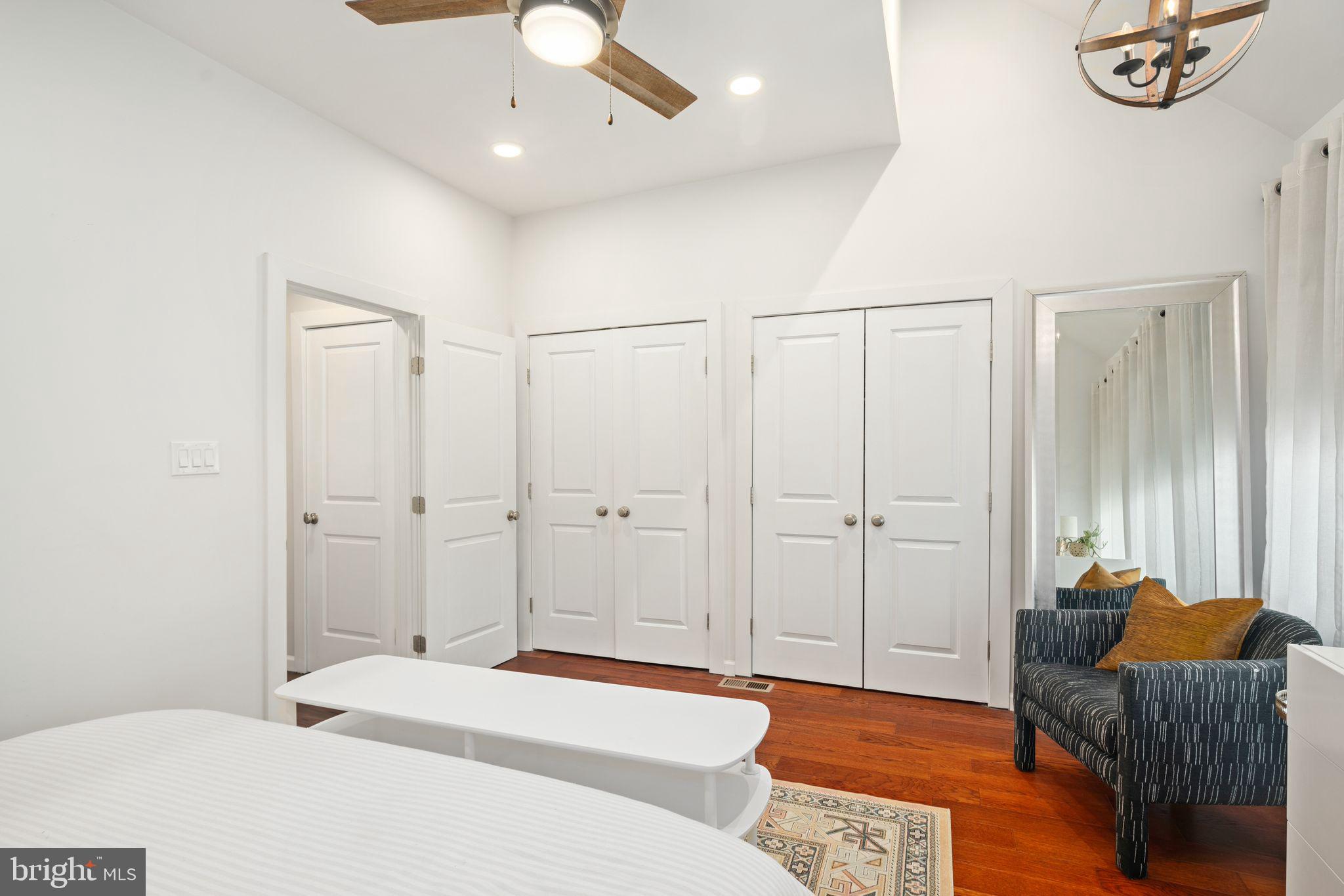 246 E Queen Ln