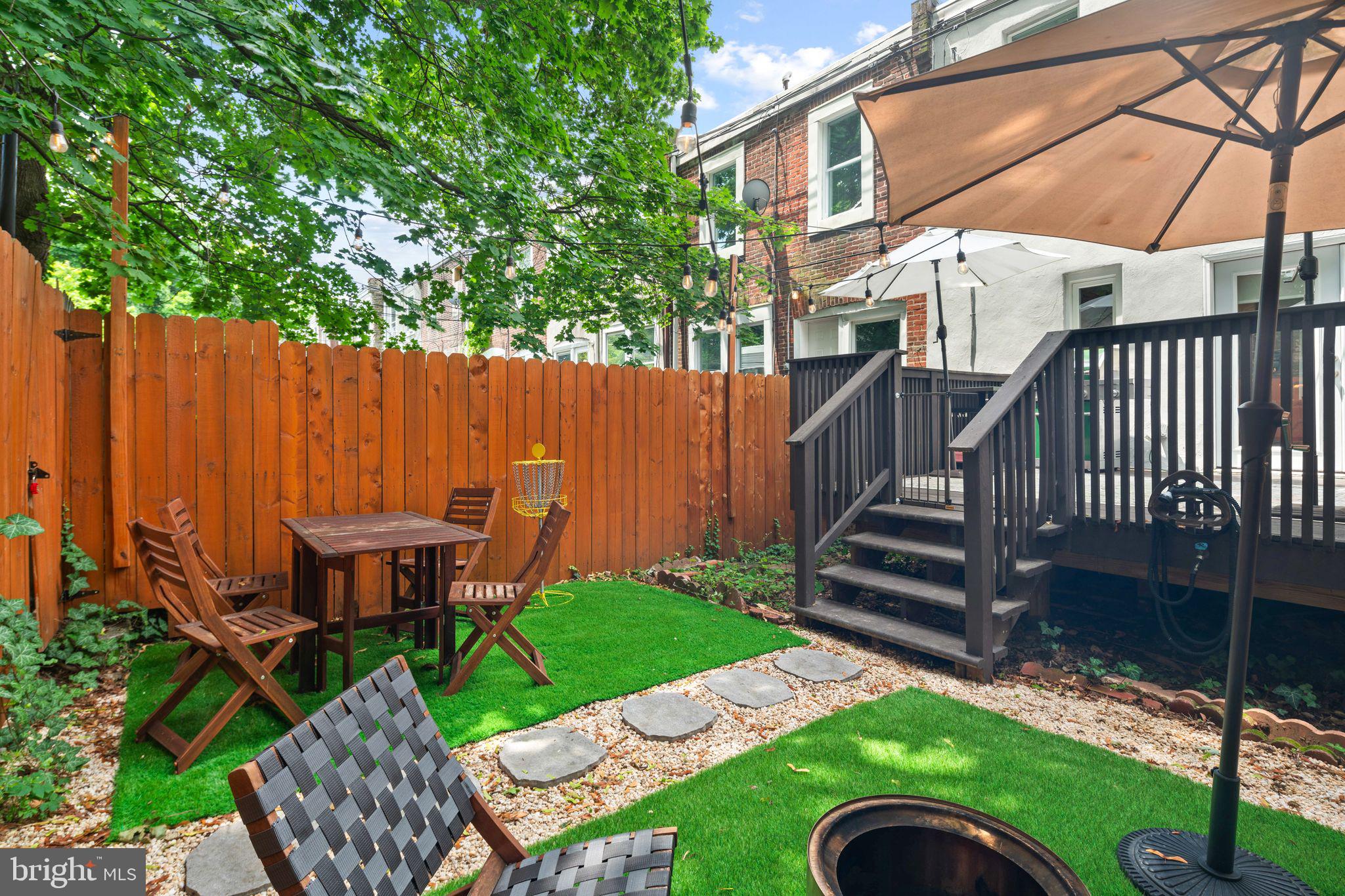 246 E Queen Ln