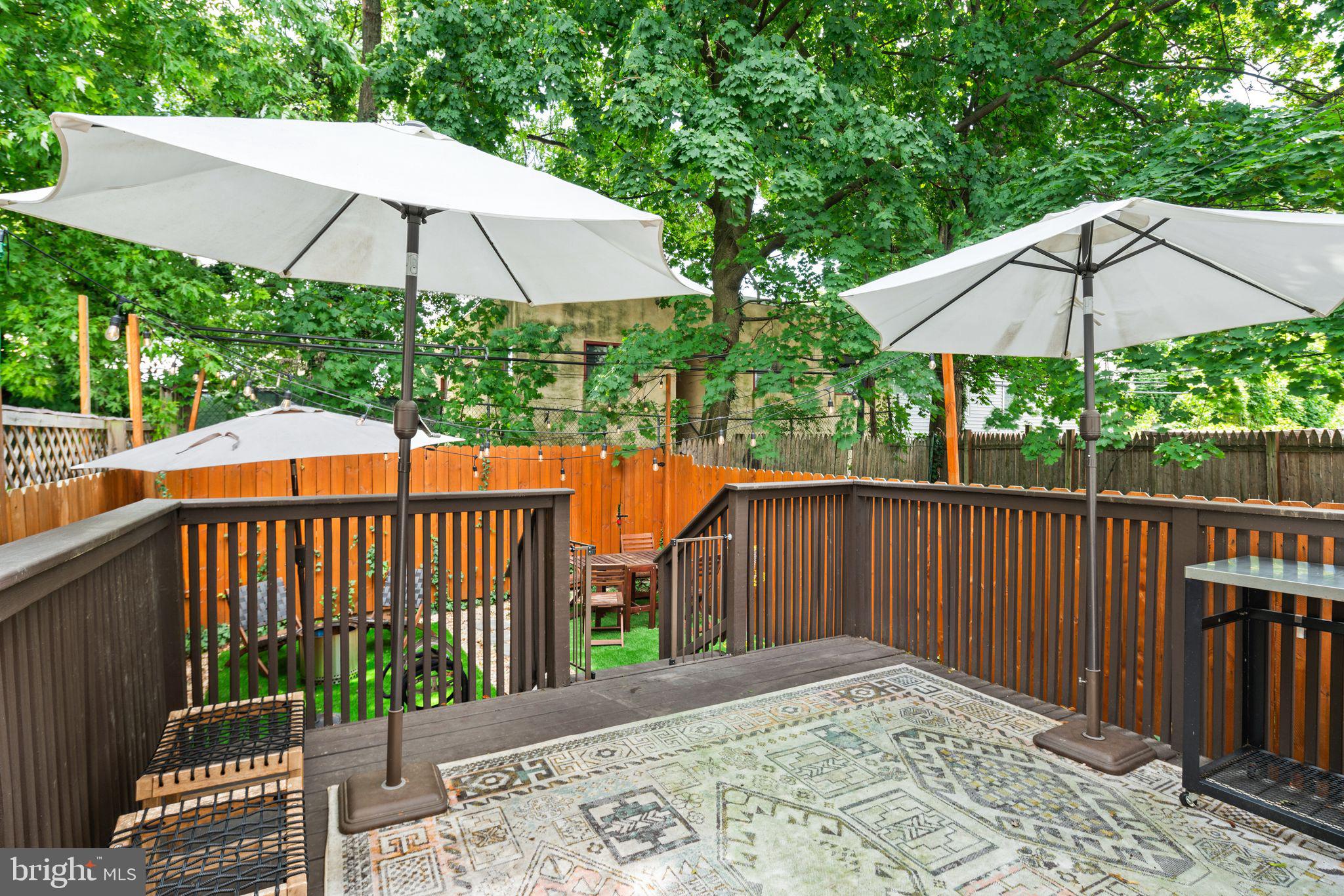 246 E Queen Ln