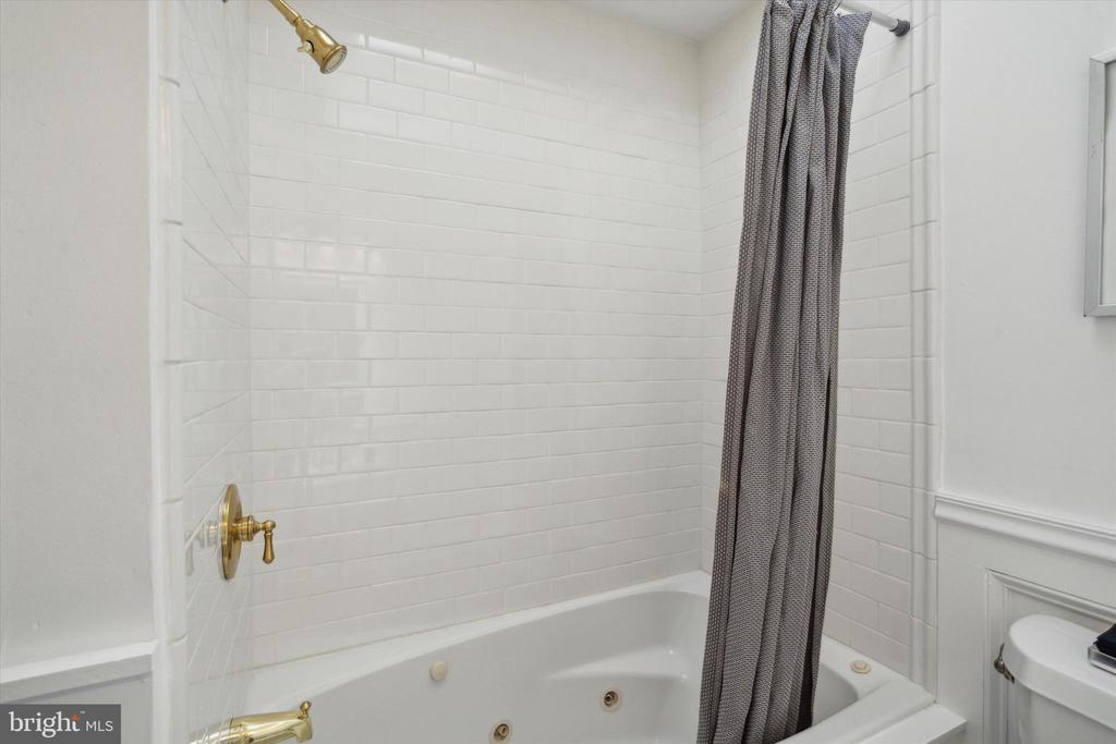 60 E Abington Ave