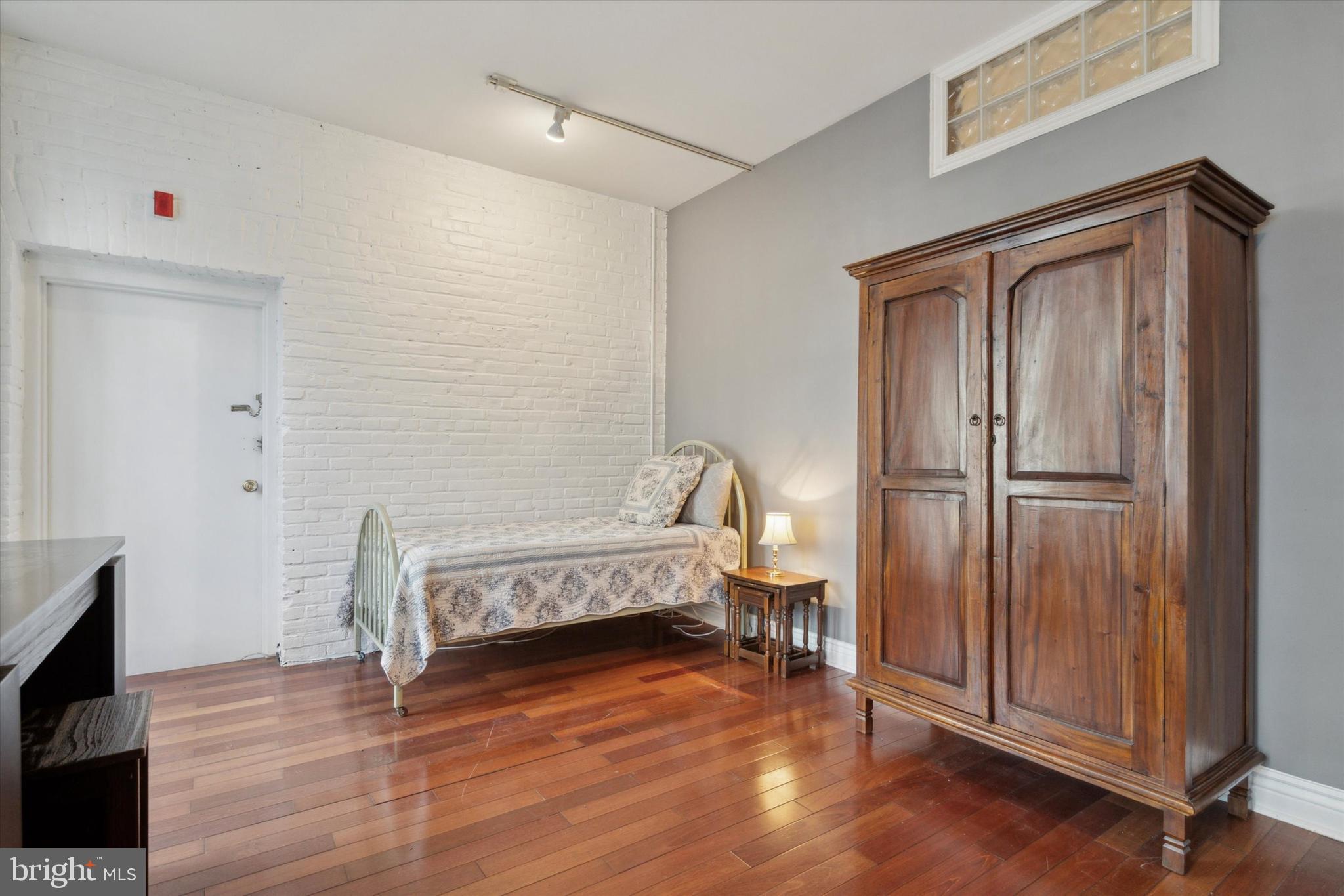 212-20 Race St #2c