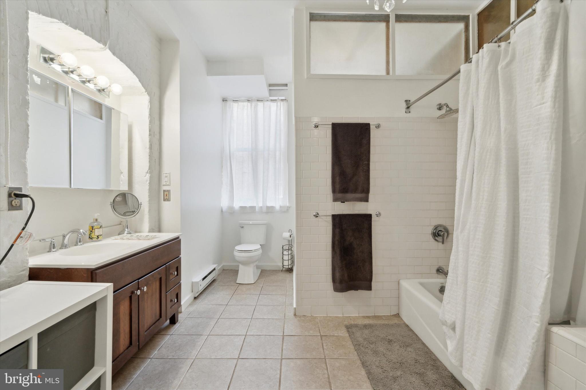 212-20 Race St #2c