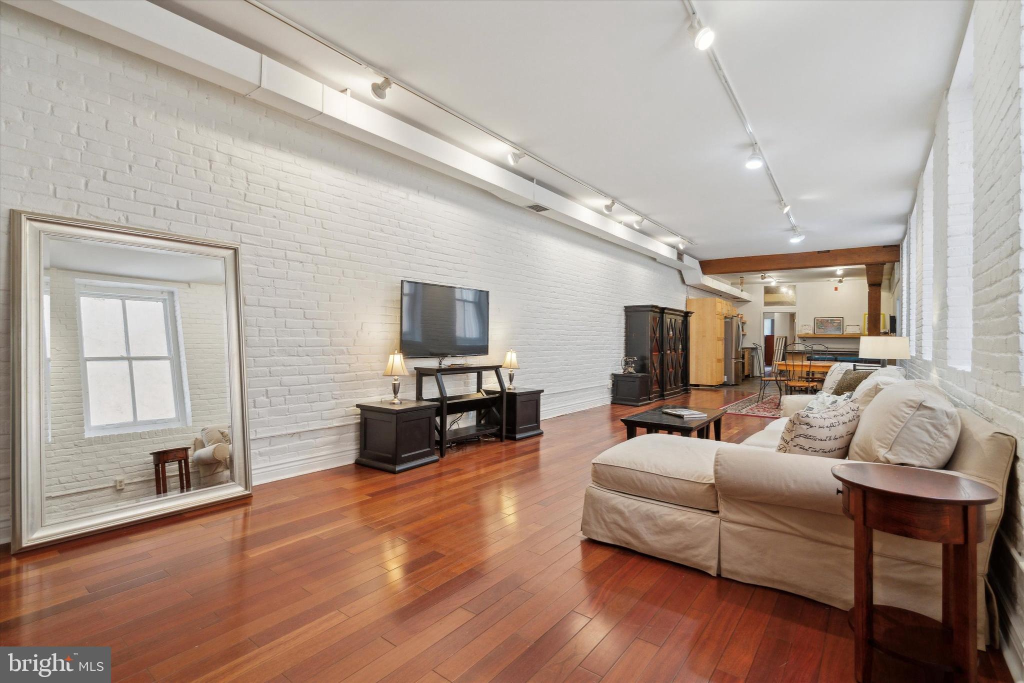 212-20 Race St #2c