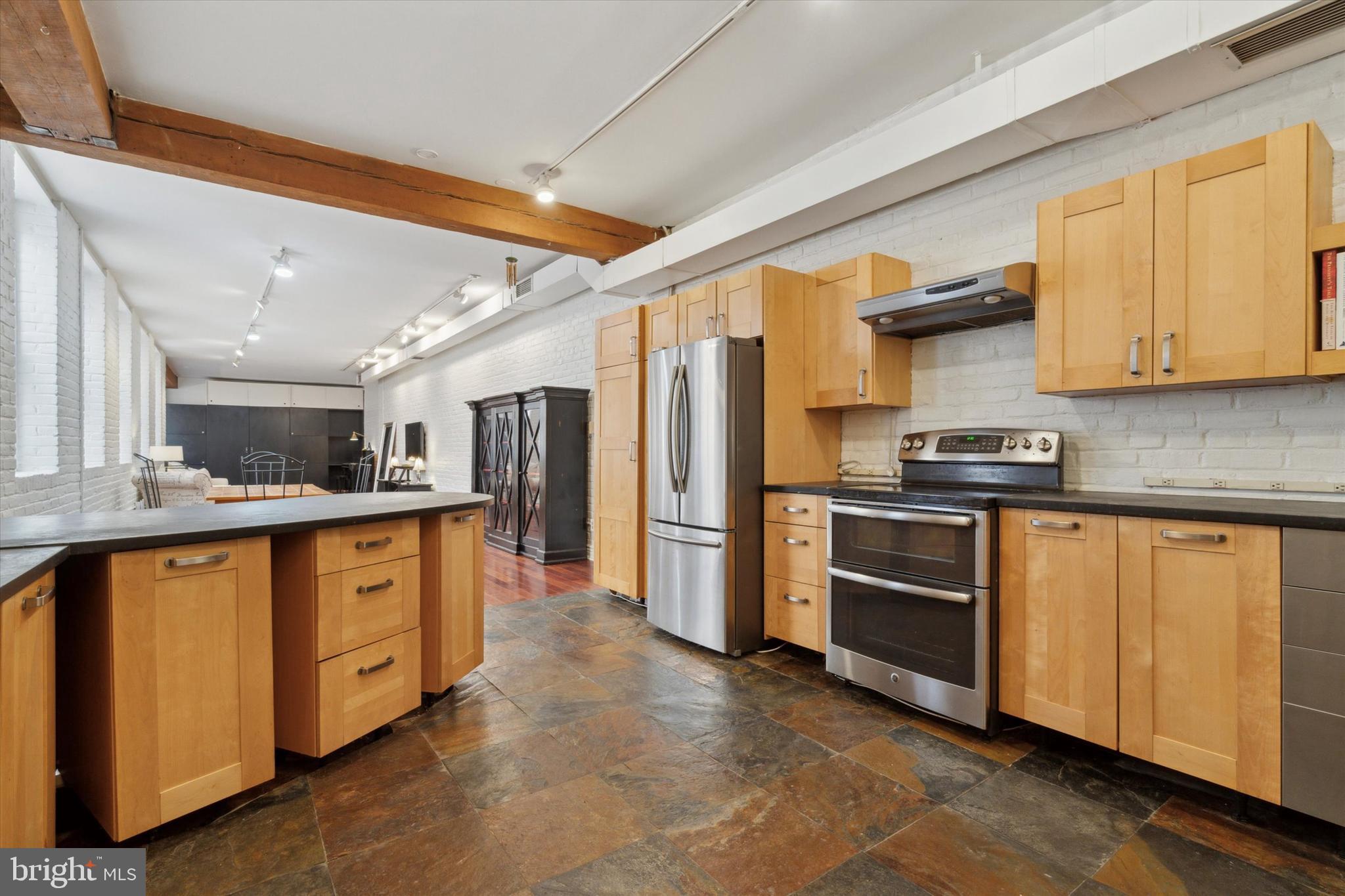 212-20 Race St #2c