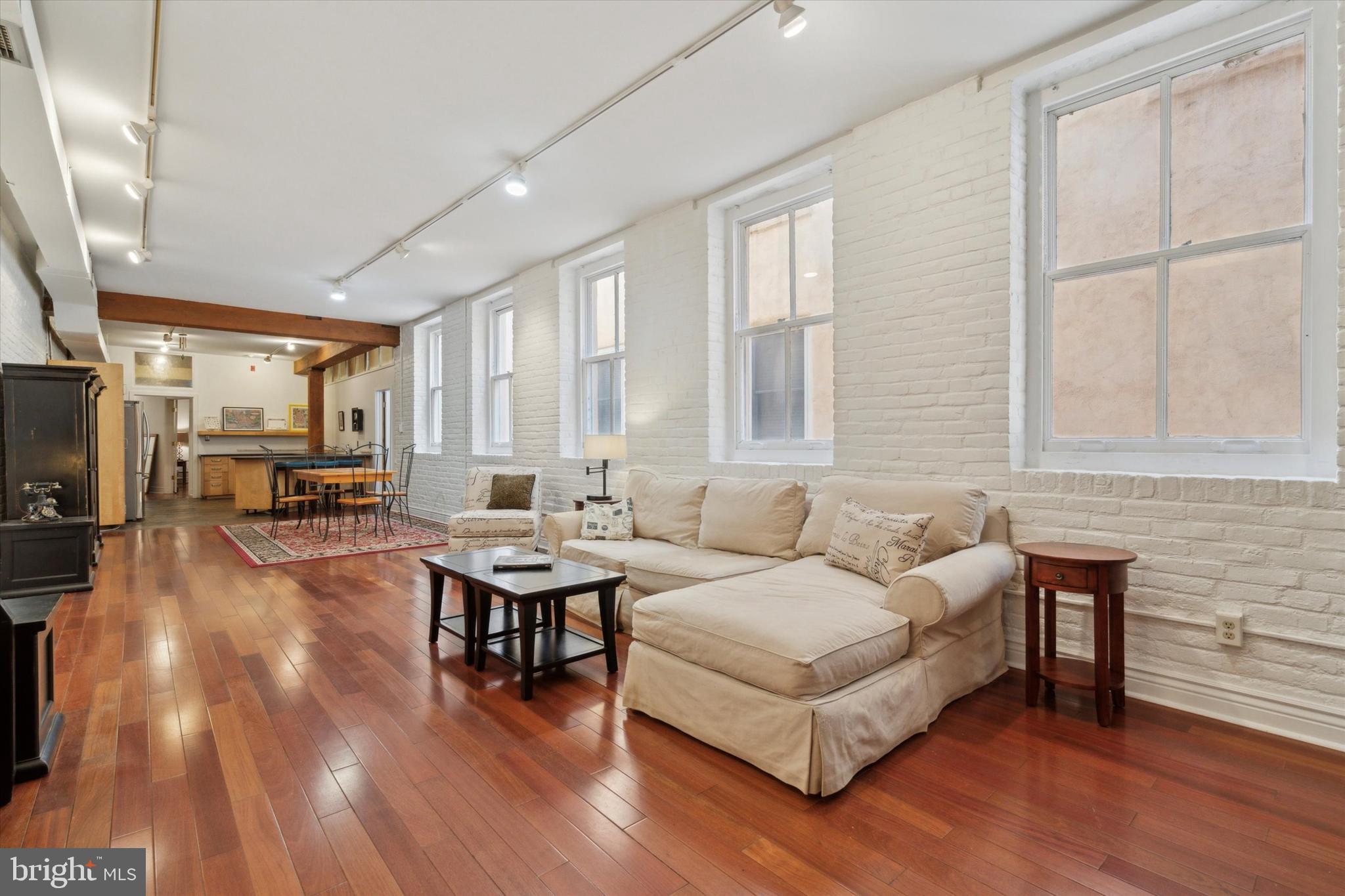 212-20 Race St #2c
