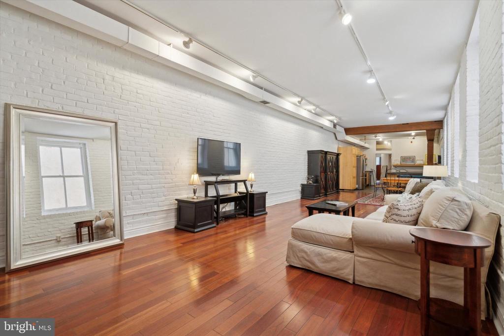 212-20 Race St #2c