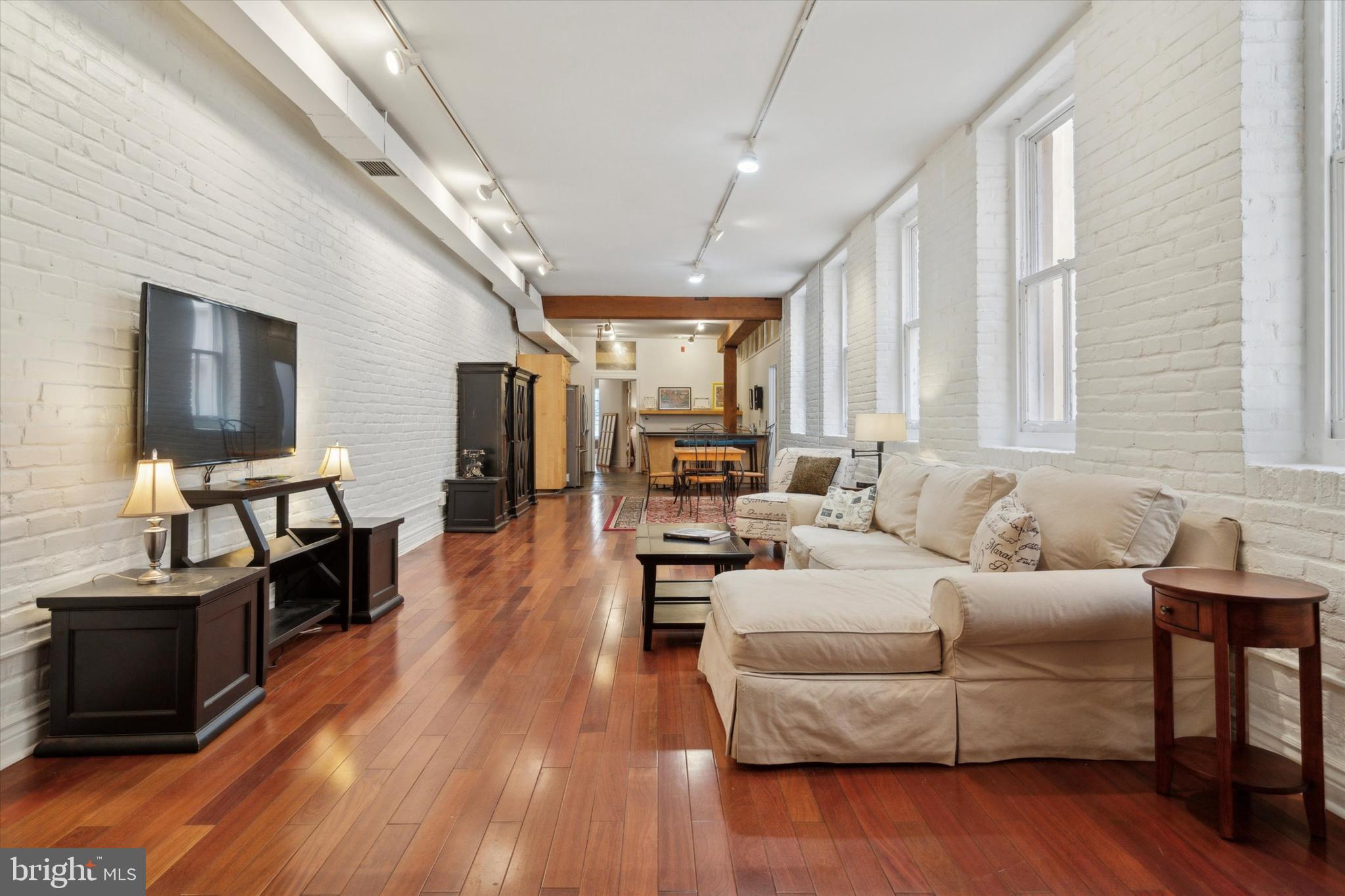 212-20 Race St #2c