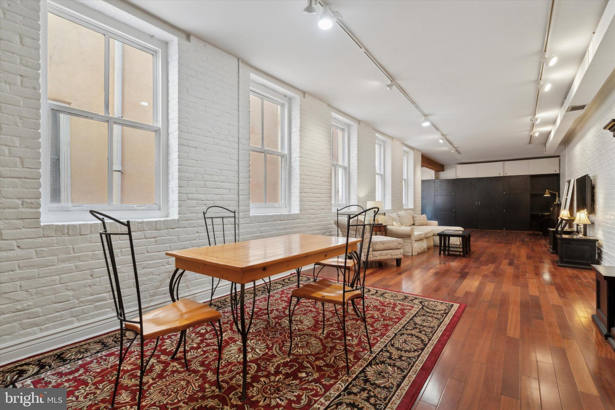 212-20 Race St #2c