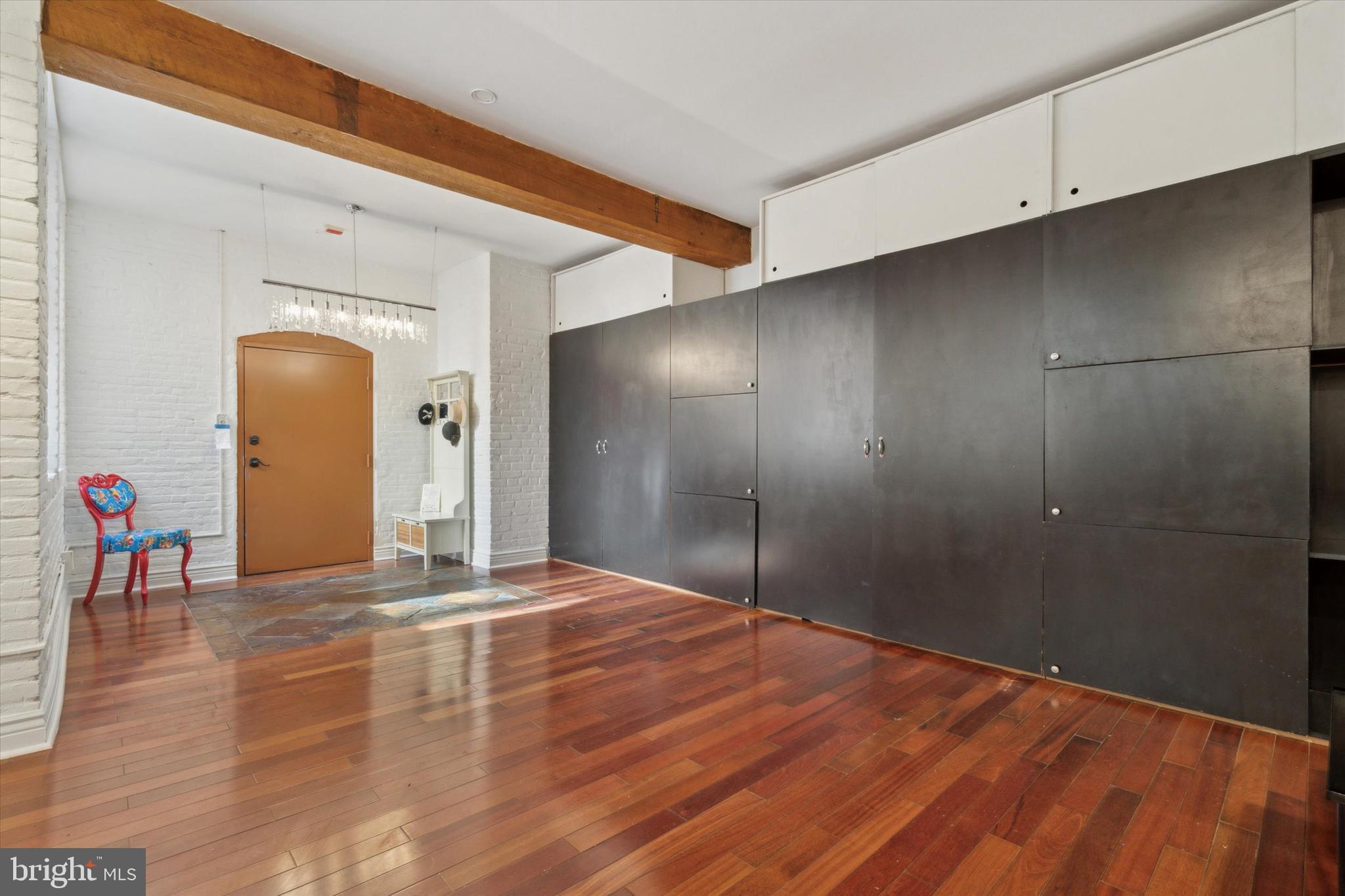 212-20 Race St #2c