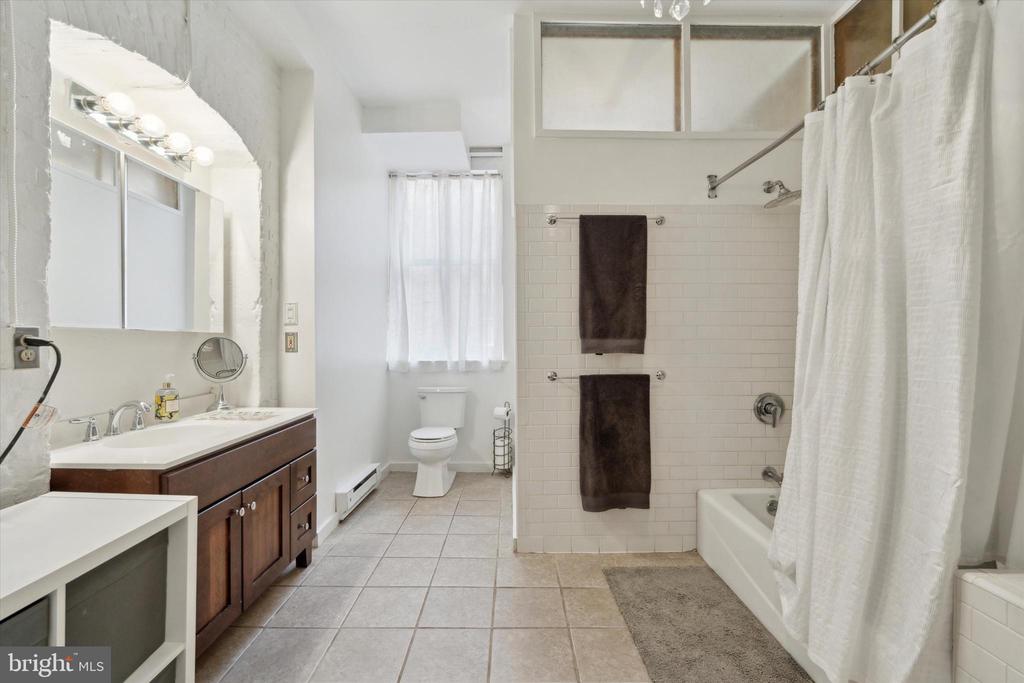 212-20 Race St #2c