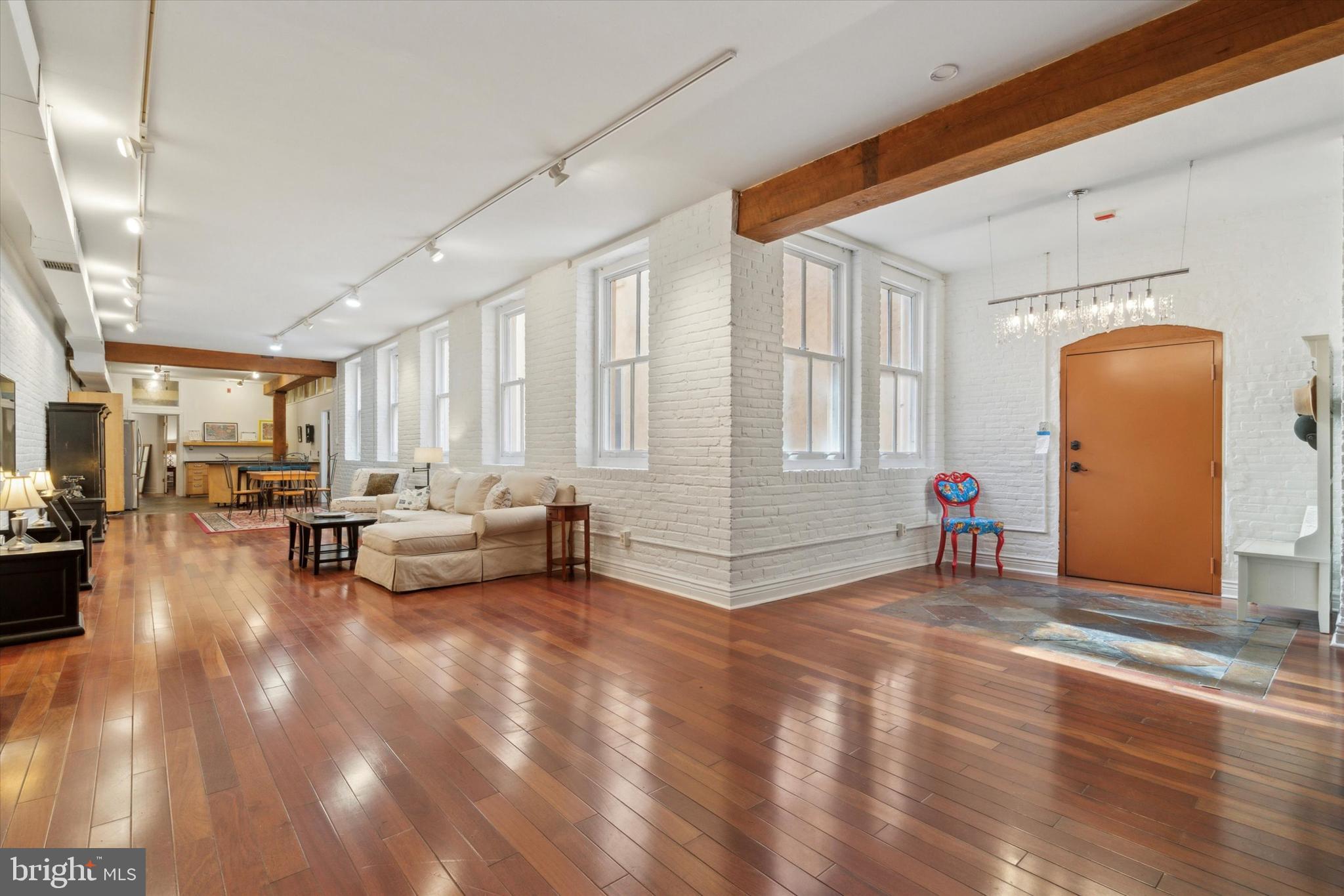 212-20 Race St #2c