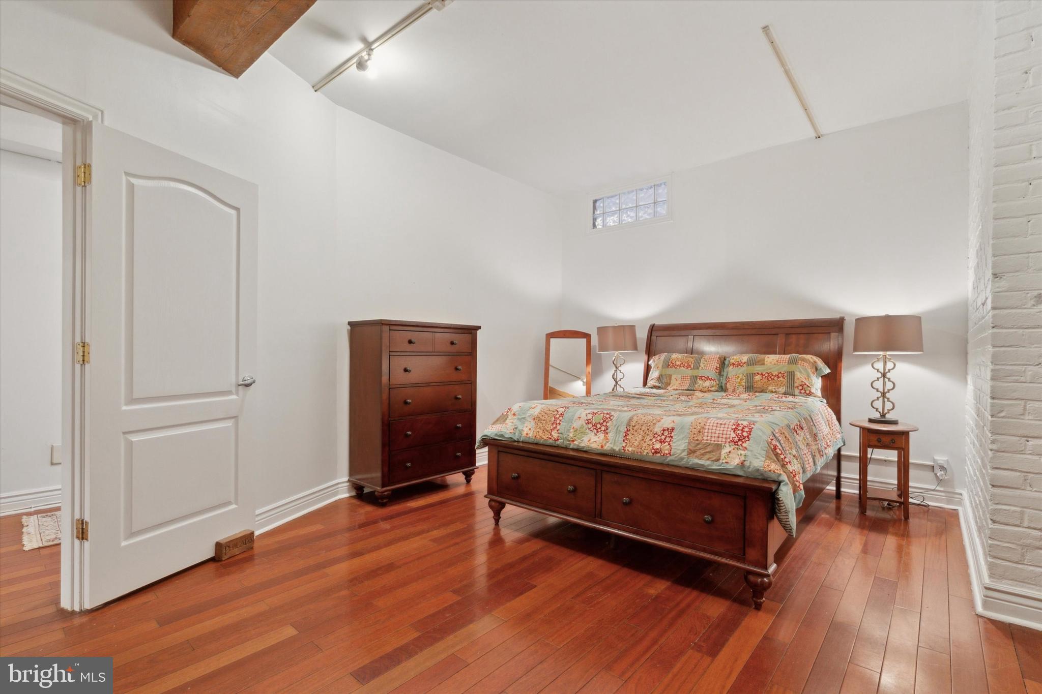 212-20 Race St #2c