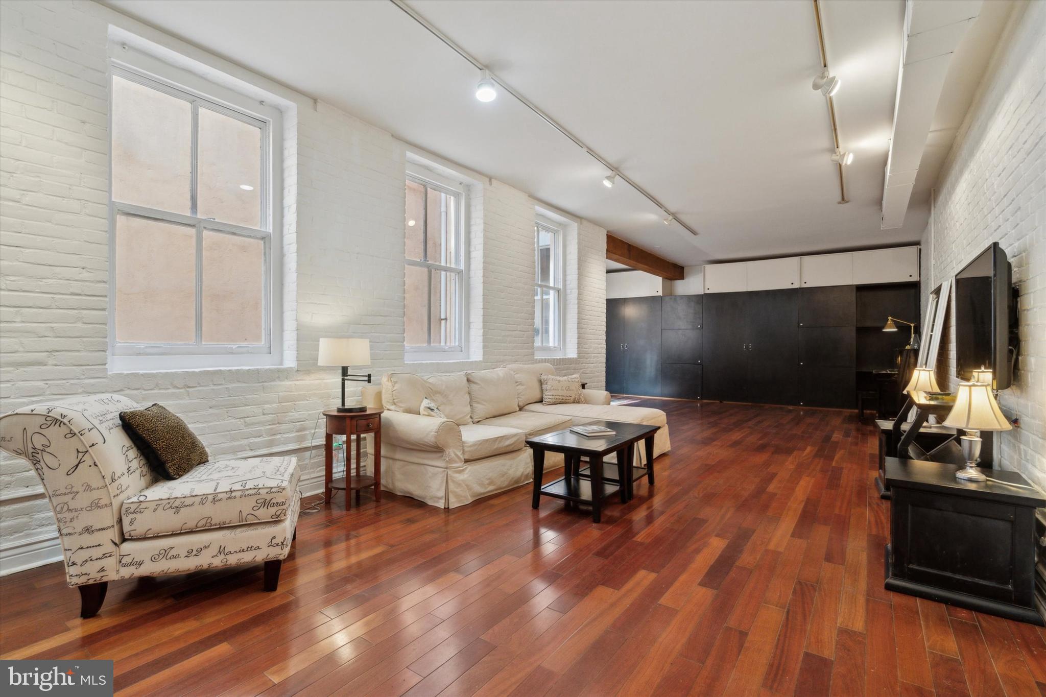 212-20 Race St #2c
