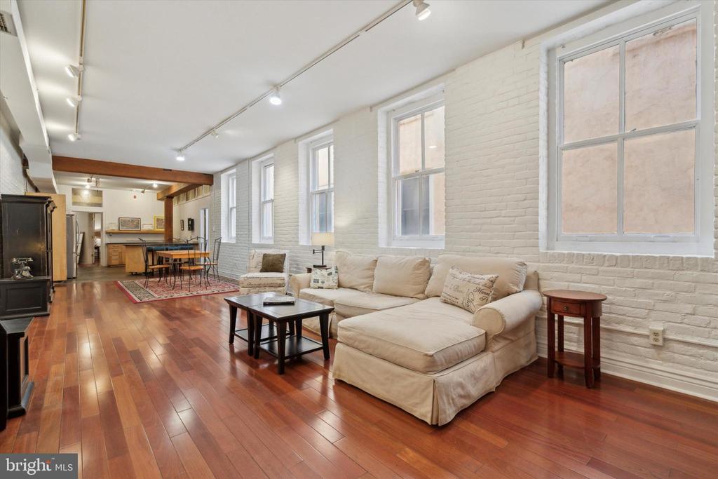 212-20 Race St #2c