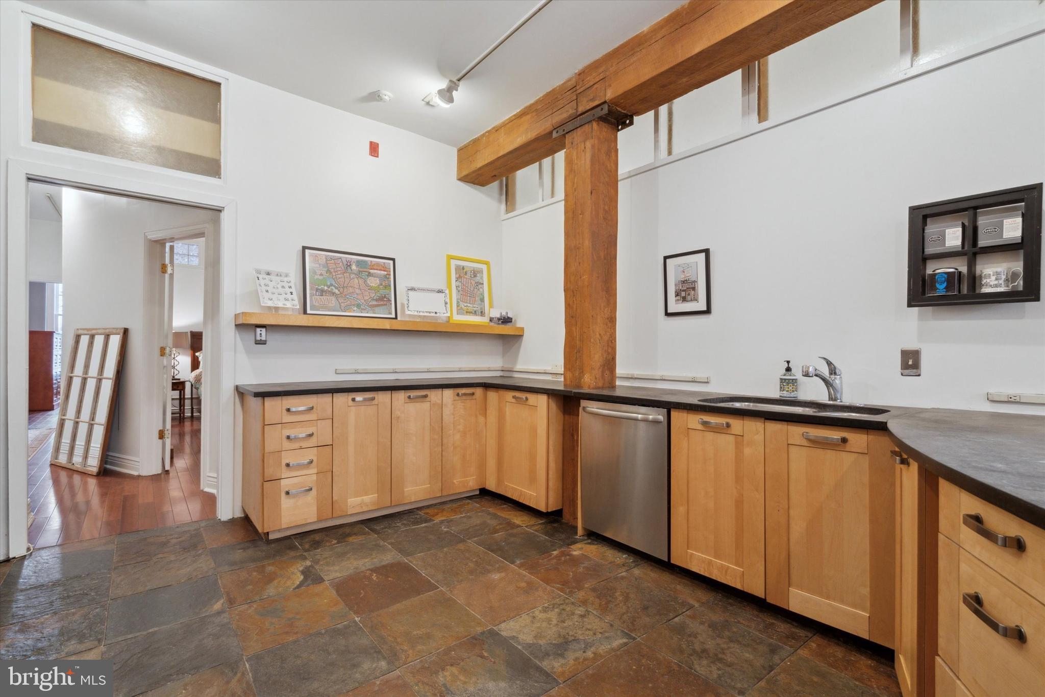 212-20 Race St #2c