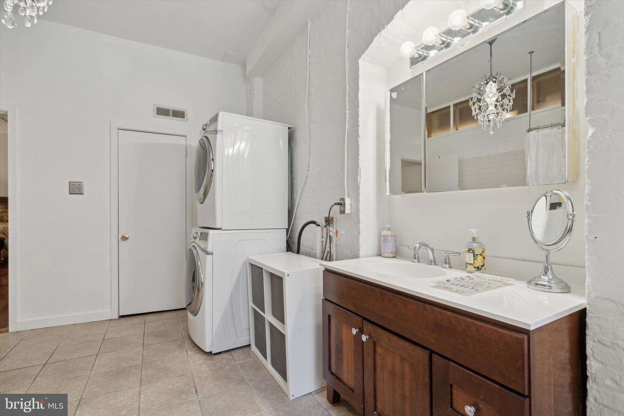 212-20 Race St #2c