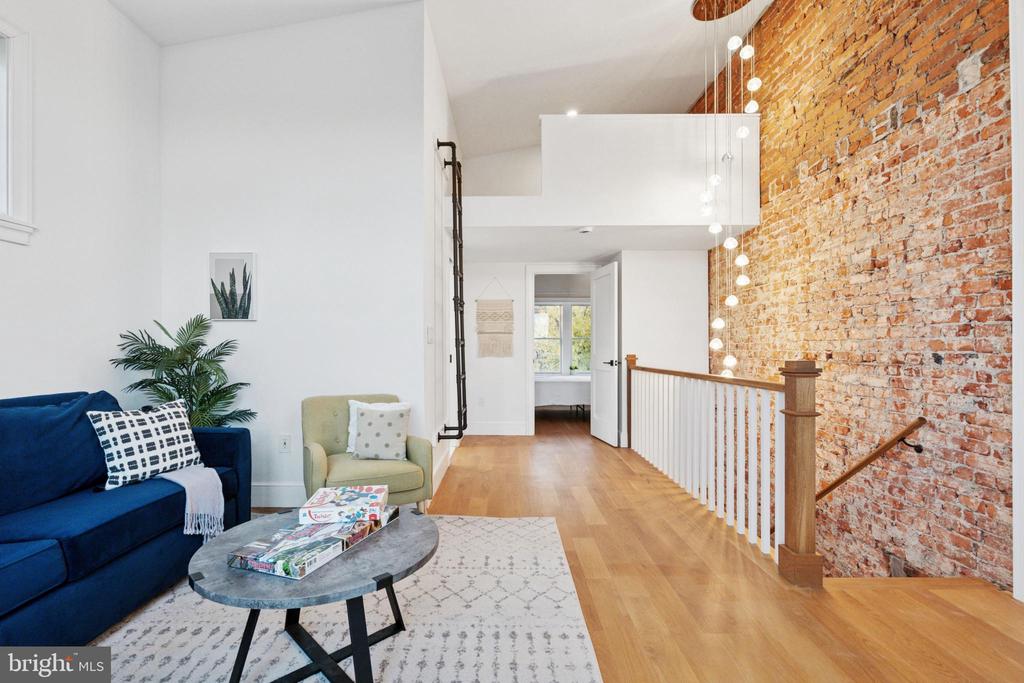 324 W WINONA STREET