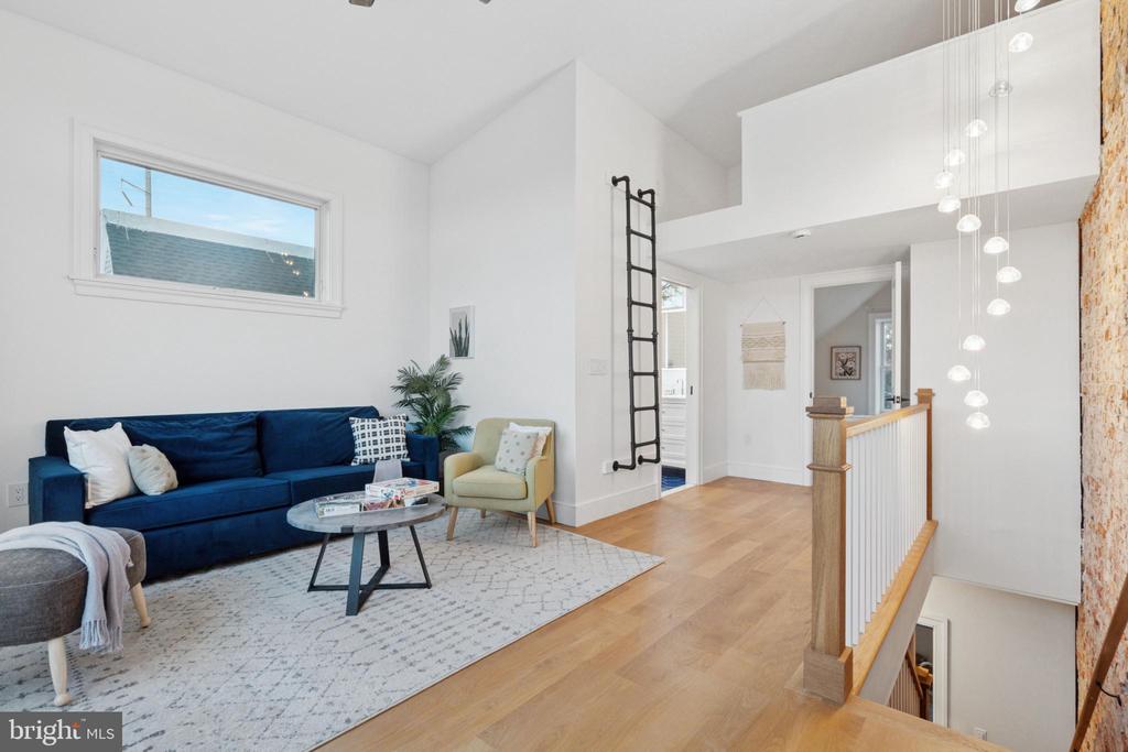 324 W WINONA STREET