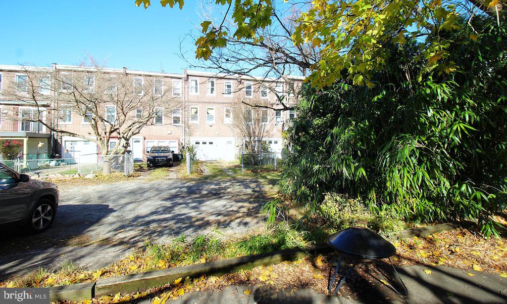 256 ROCHELLE AVENUE