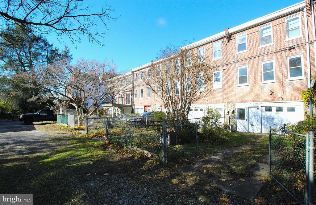 256 ROCHELLE AVENUE