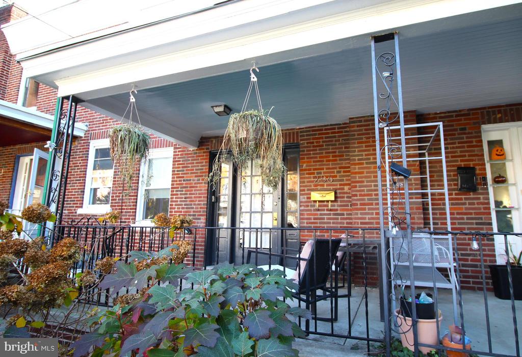 256 ROCHELLE AVENUE