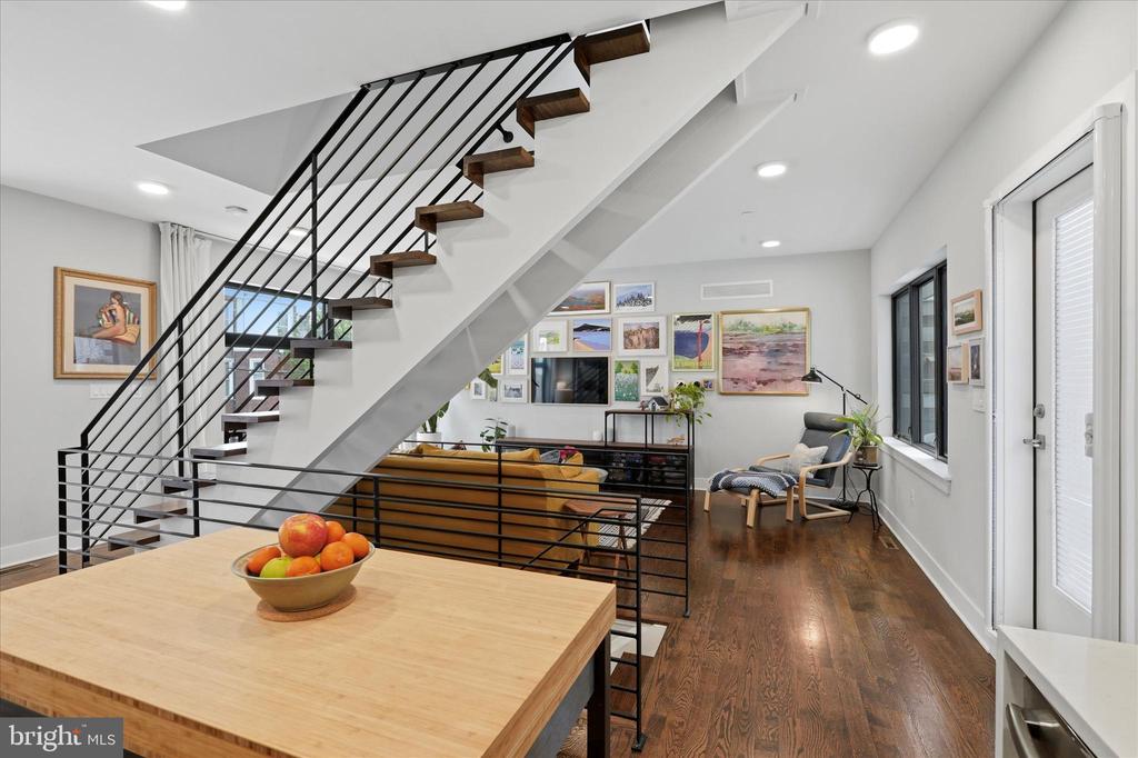 2735 W GEORGE STREET