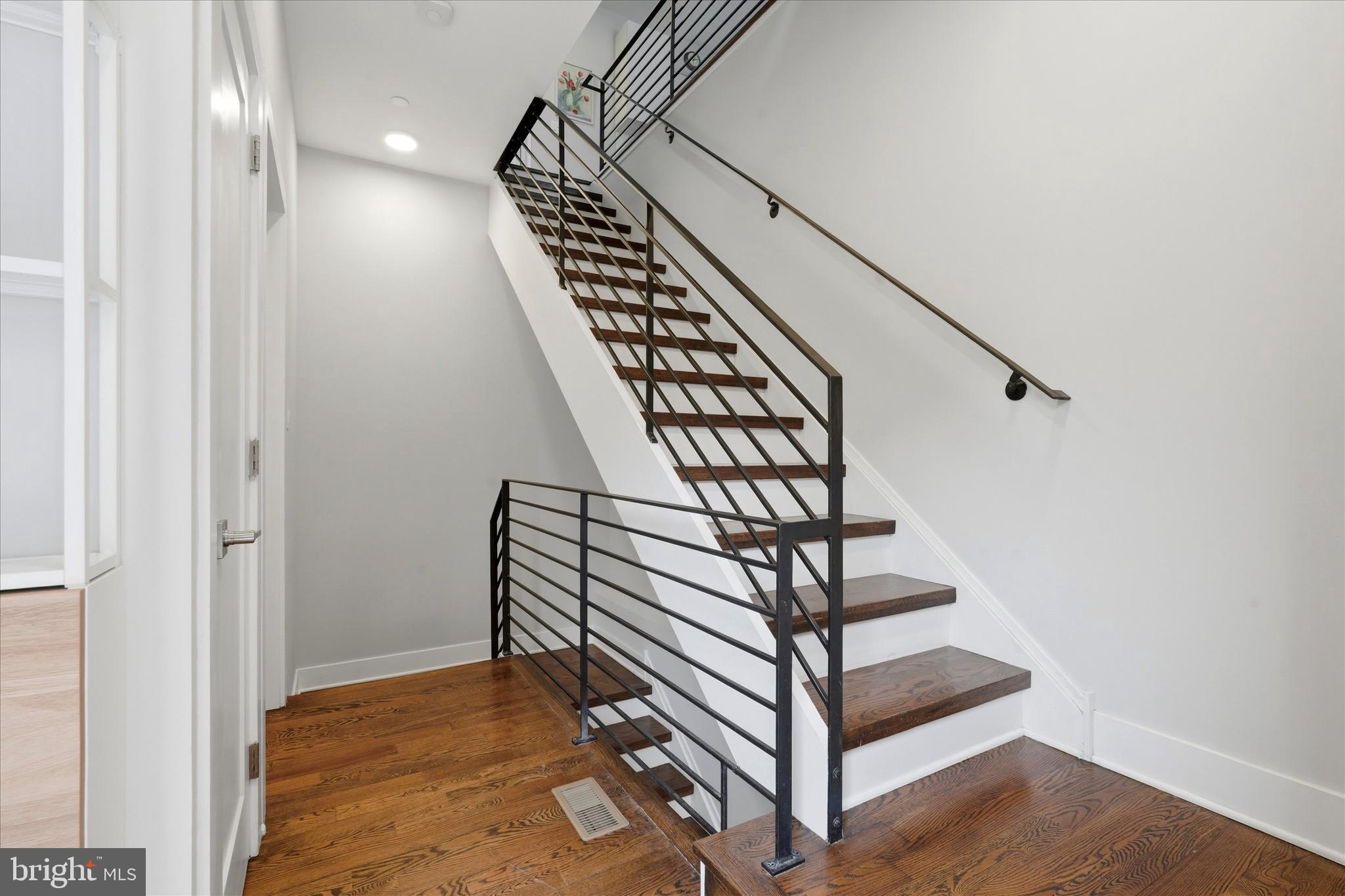 2735 W GEORGE STREET
