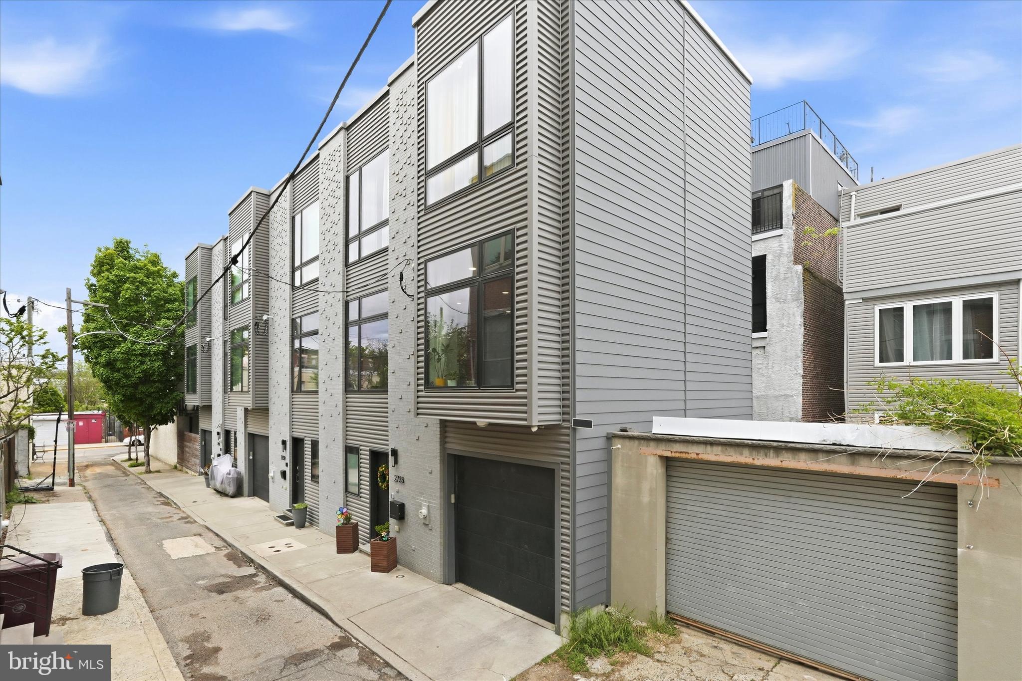2735 W GEORGE STREET