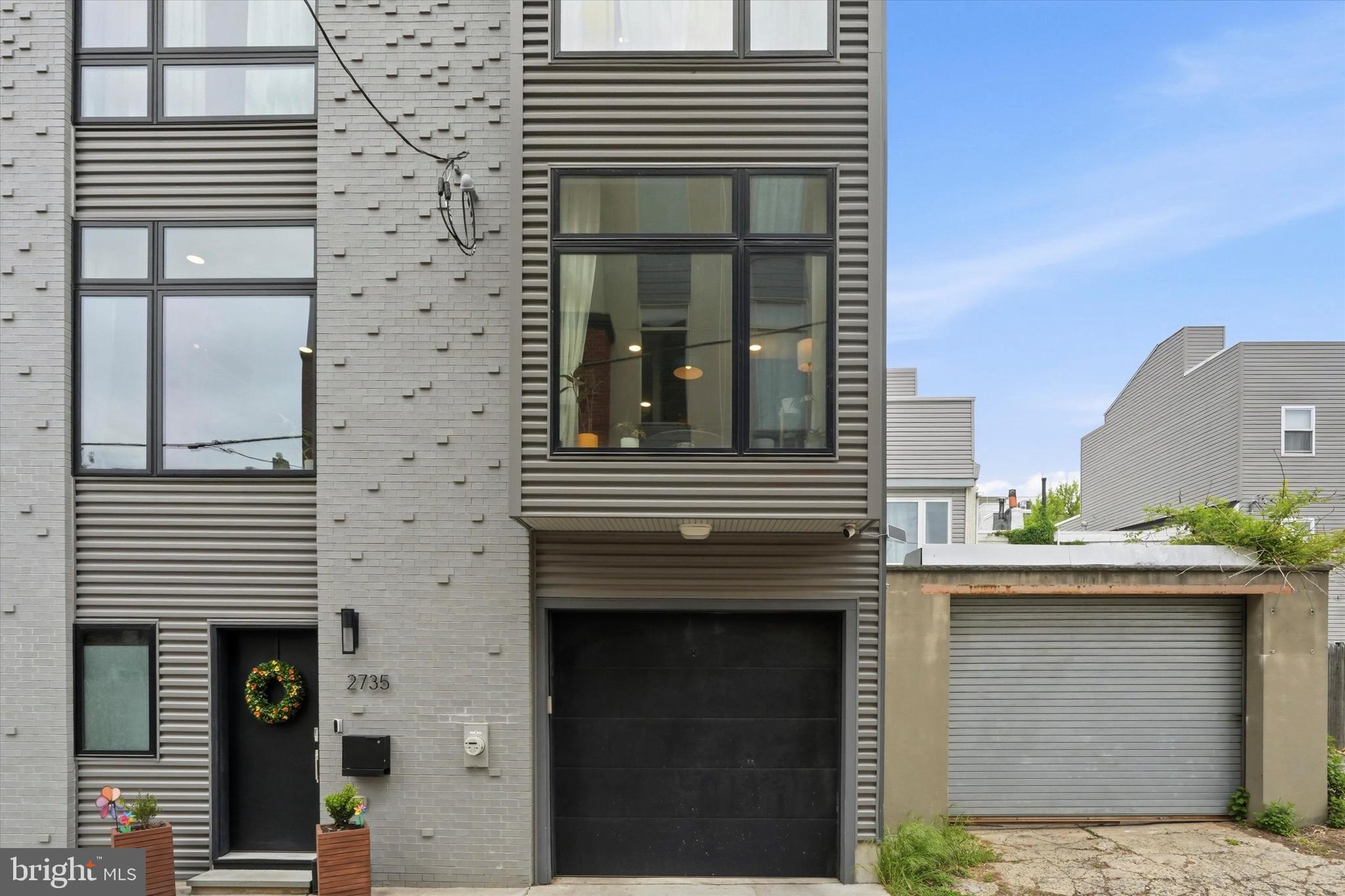 2735 W GEORGE STREET