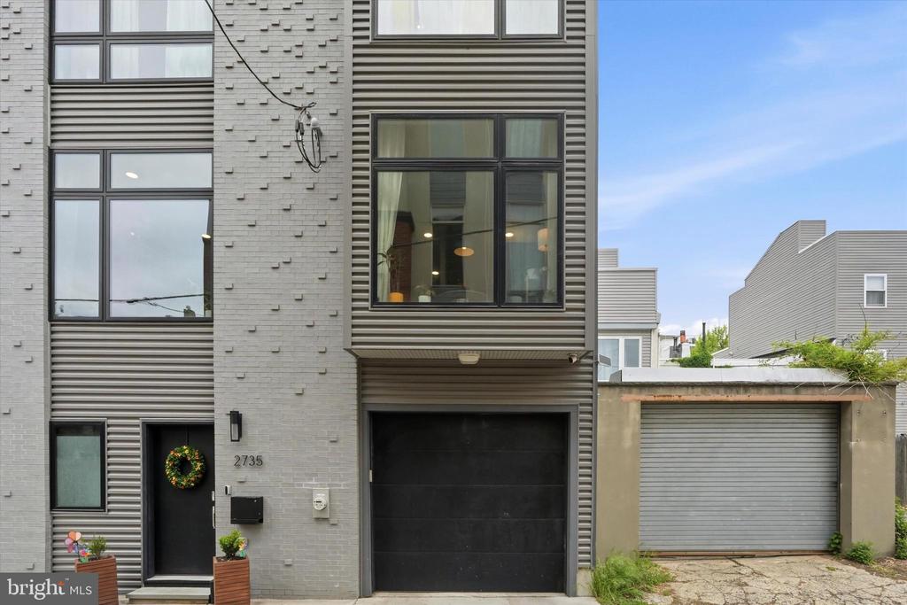 2735 W GEORGE STREET