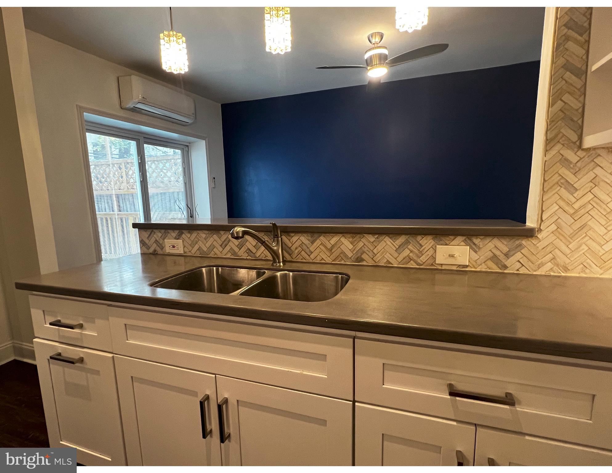 248 E QUEEN LANE