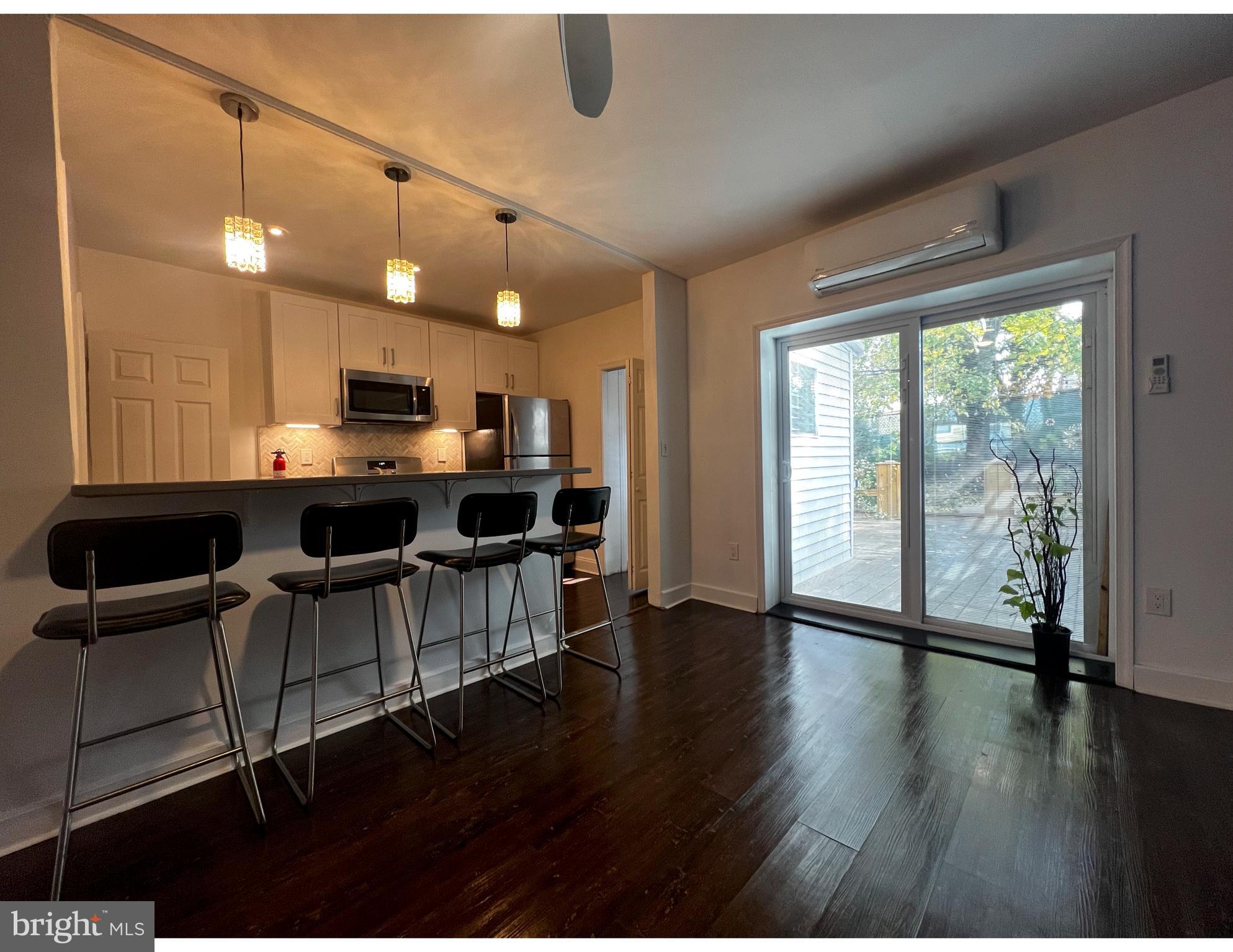 248 E QUEEN LANE