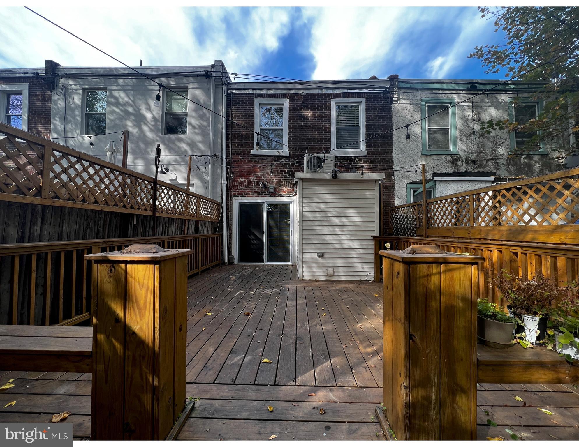 248 E QUEEN LANE