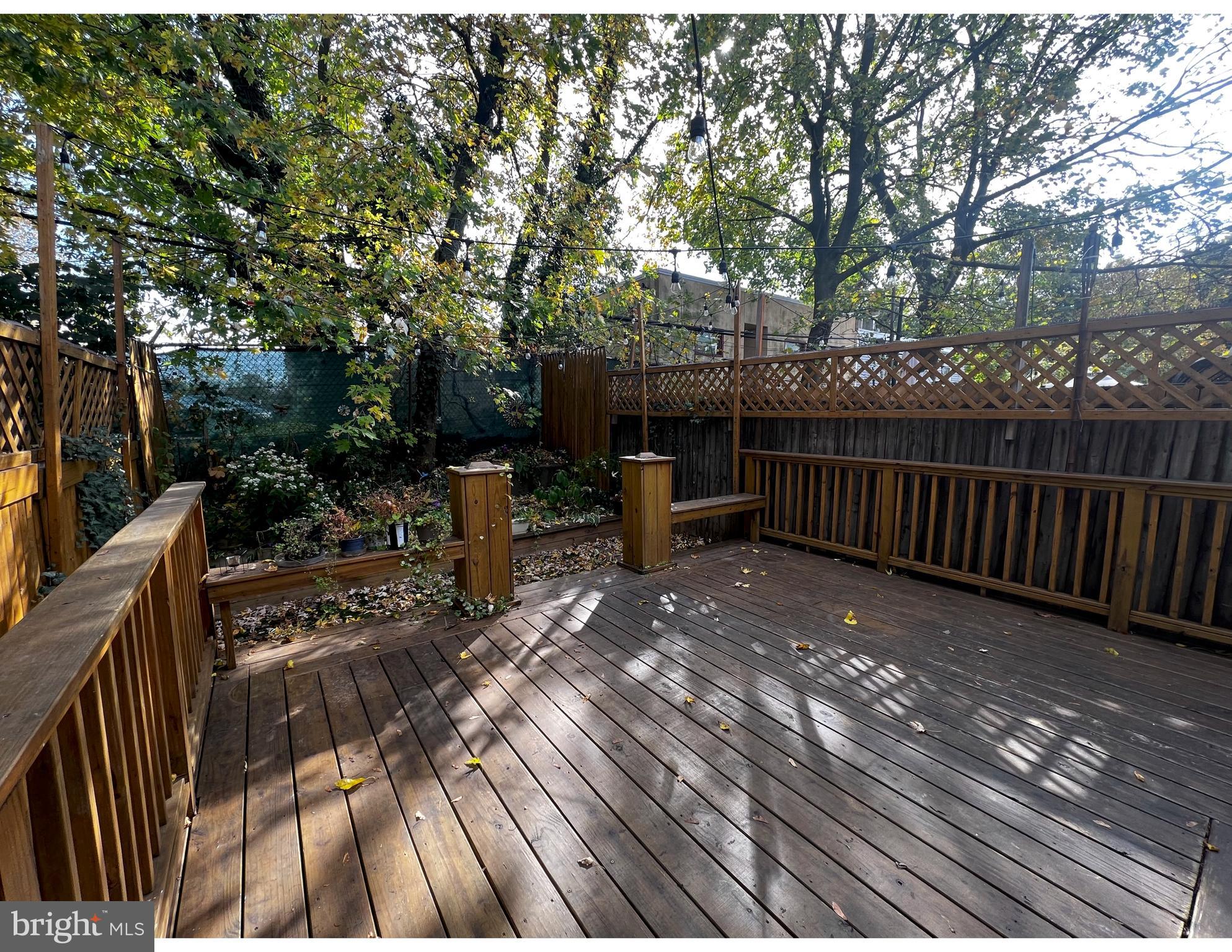 248 E QUEEN LANE