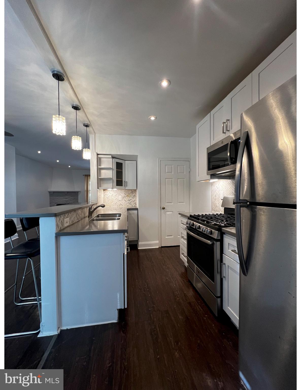 248 E QUEEN LANE