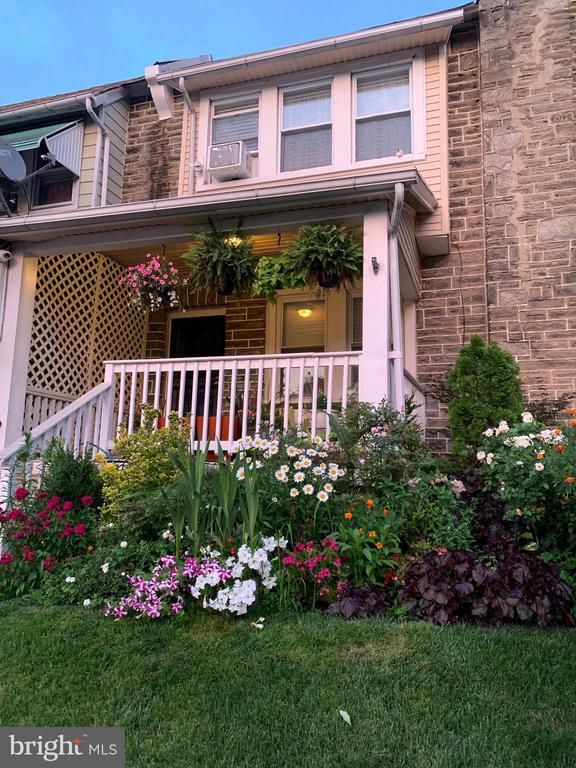 248 E QUEEN LANE