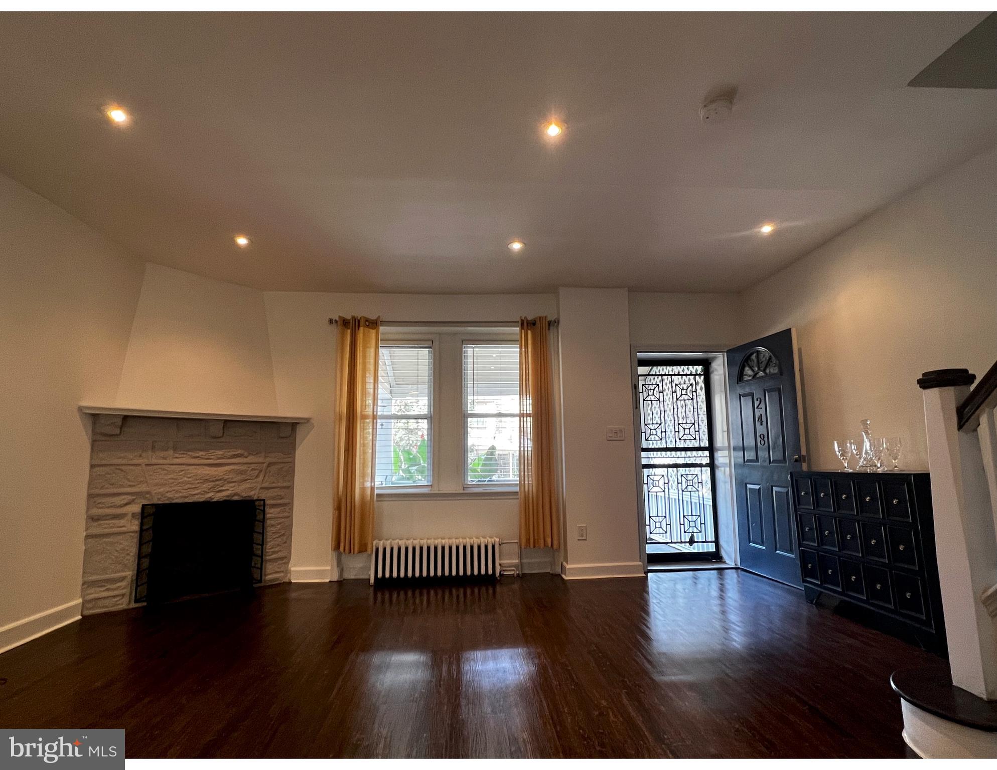 248 E QUEEN LANE